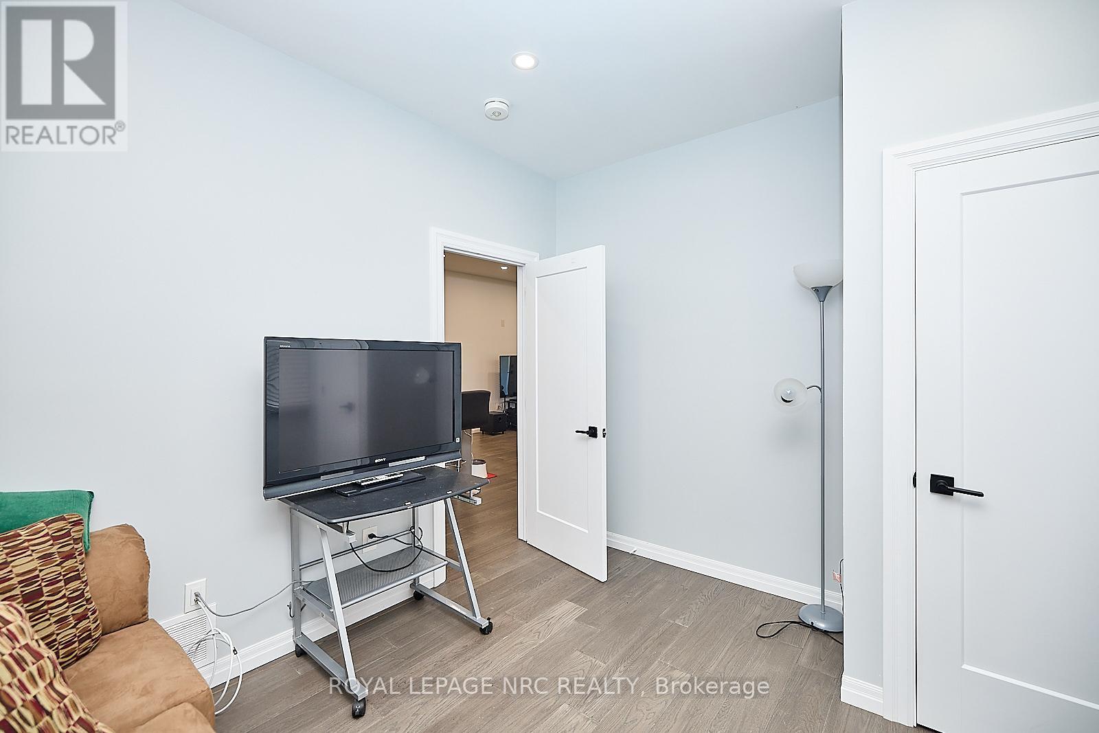 












2 FAIRBURN AVENUE

,
St. Catharines (Burleigh Hill),




Ontario
L2T1B2

