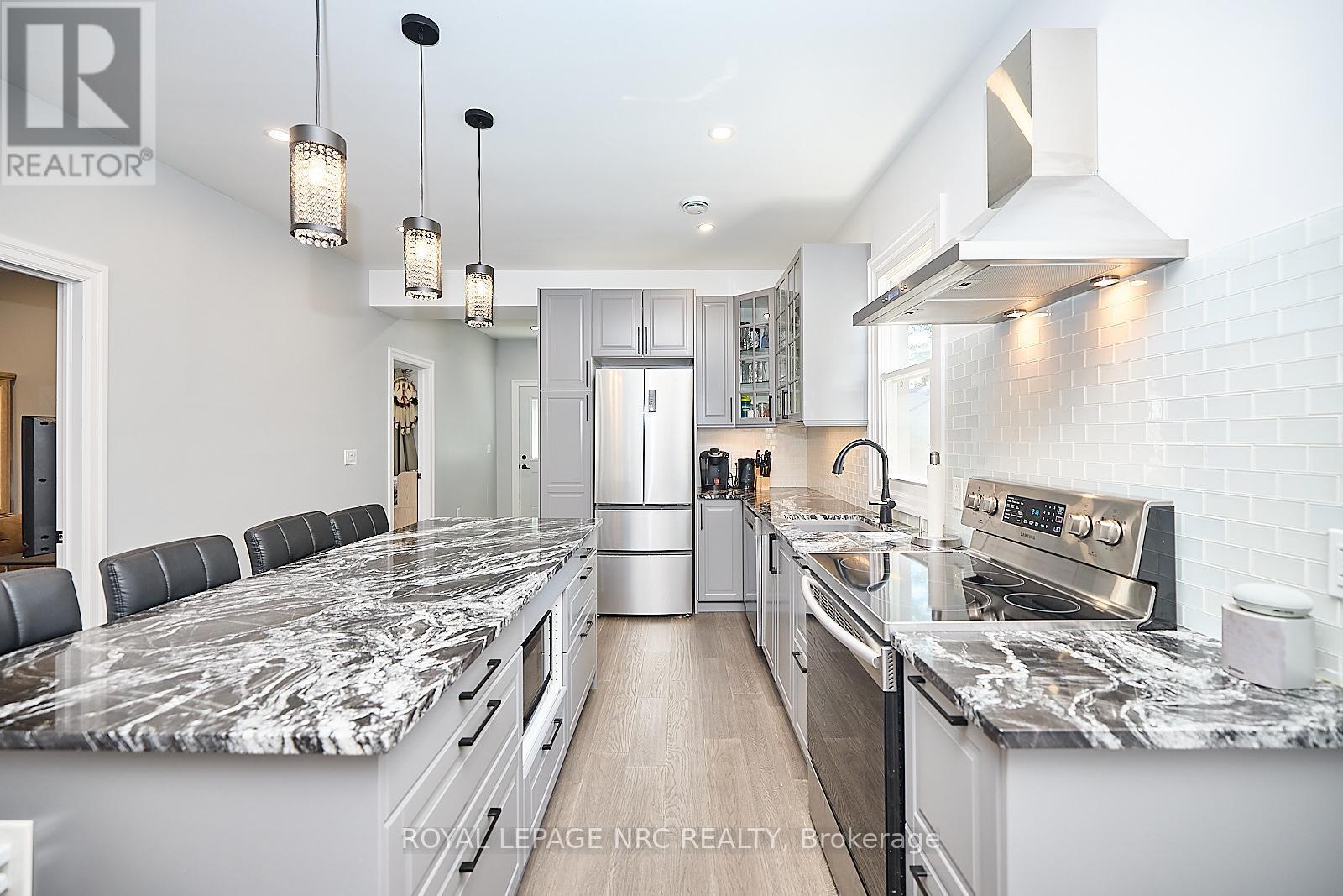 












2 FAIRBURN AVENUE

,
St. Catharines (Burleigh Hill),




Ontario
L2T1B2

