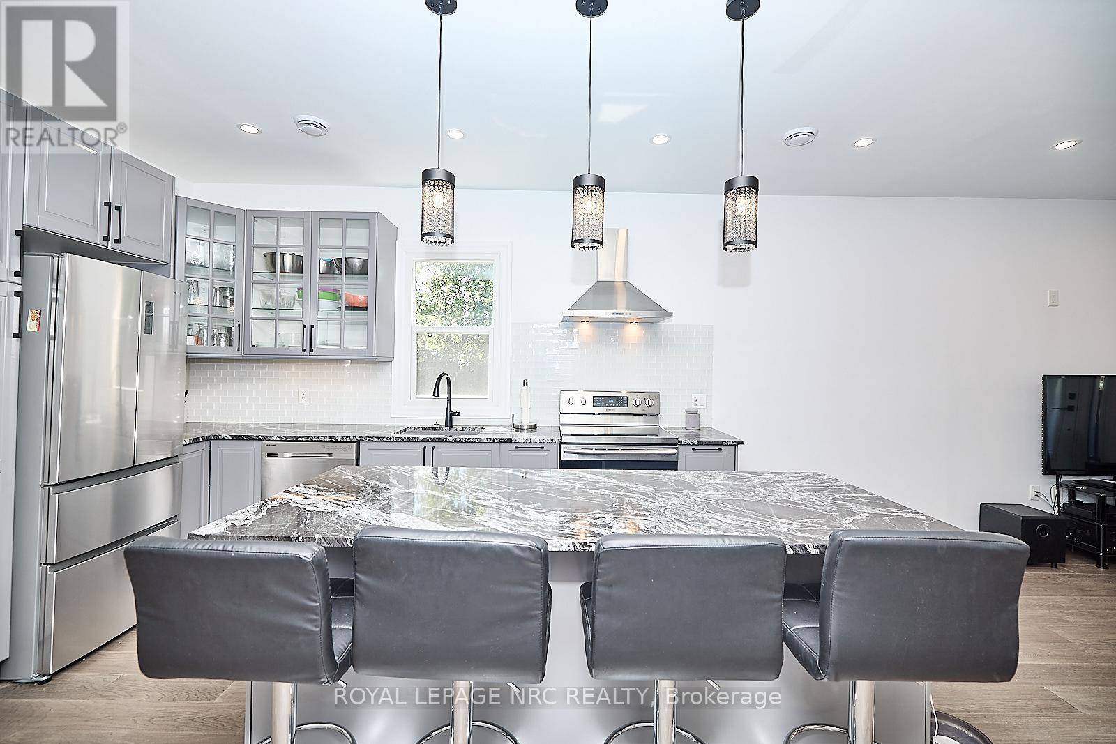 












2 FAIRBURN AVENUE

,
St. Catharines (Burleigh Hill),




Ontario
L2T1B2

