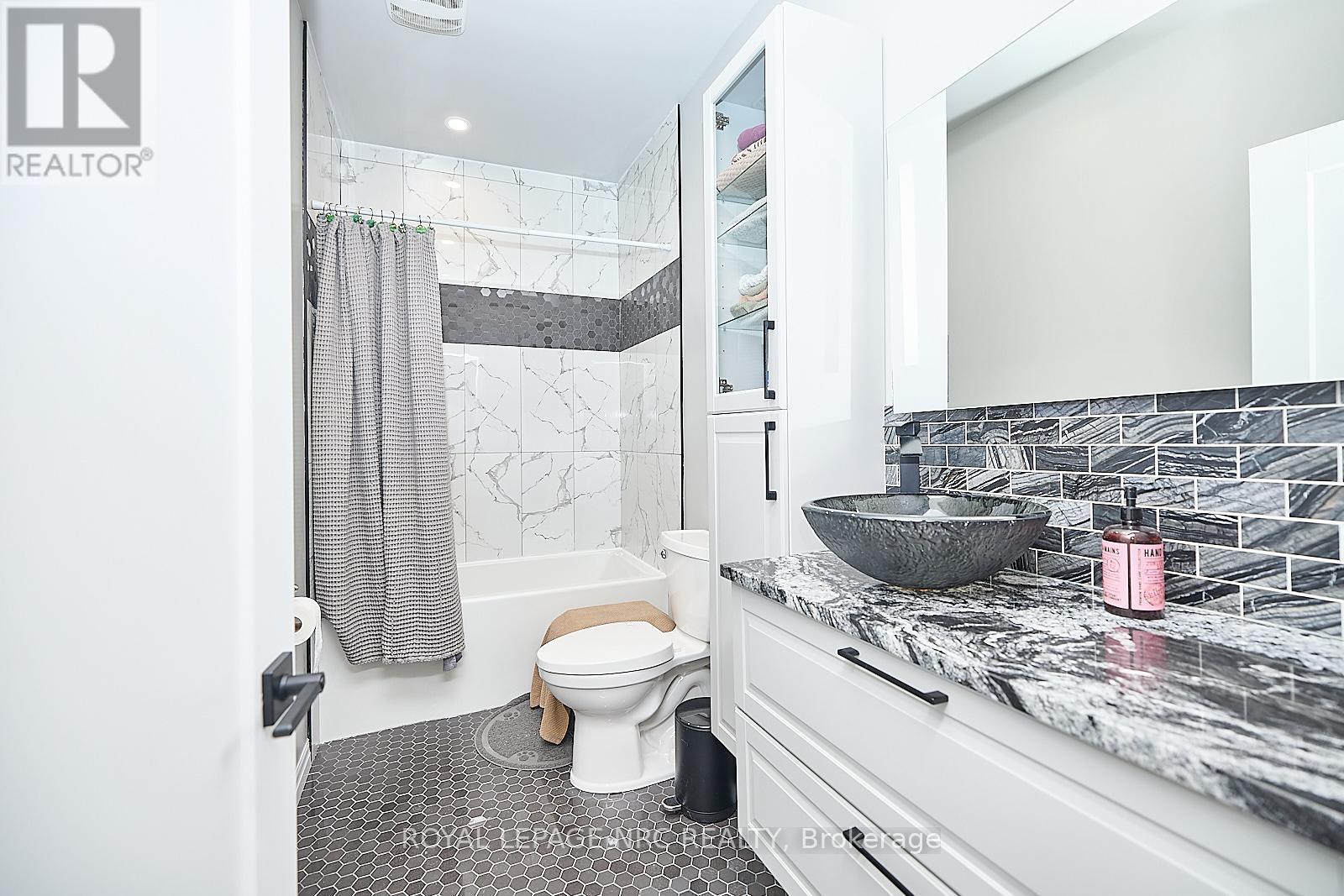 












2 FAIRBURN AVENUE

,
St. Catharines (Burleigh Hill),




Ontario
L2T1B2

