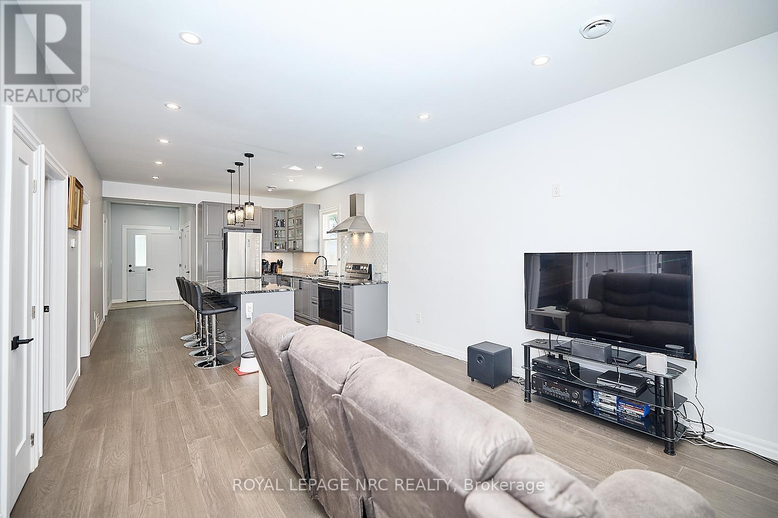 












2 FAIRBURN AVENUE

,
St. Catharines (Burleigh Hill),




Ontario
L2T1B2

