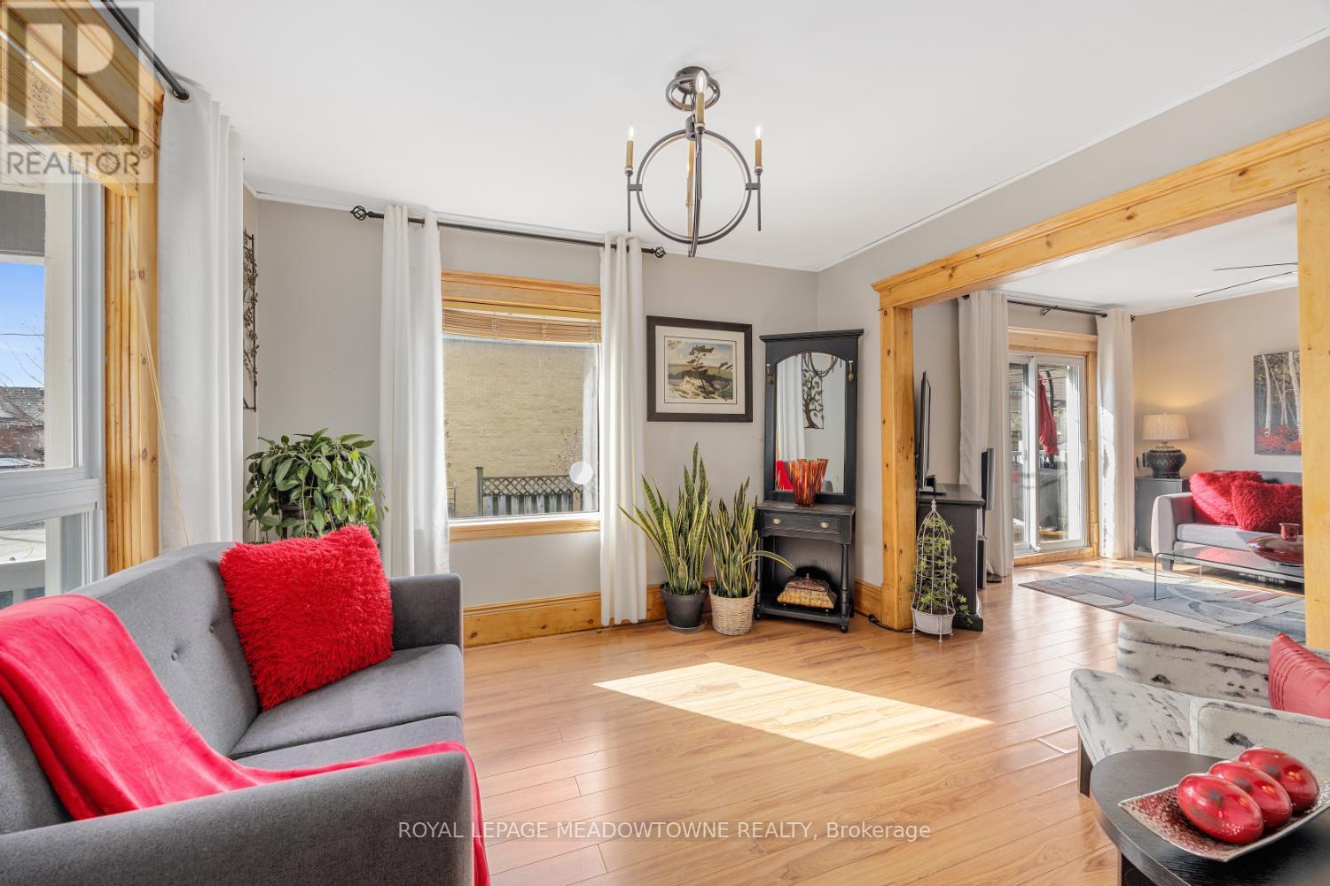 












315 MARK STREET

,
Peterborough East,




Ontario
K9H1V5

