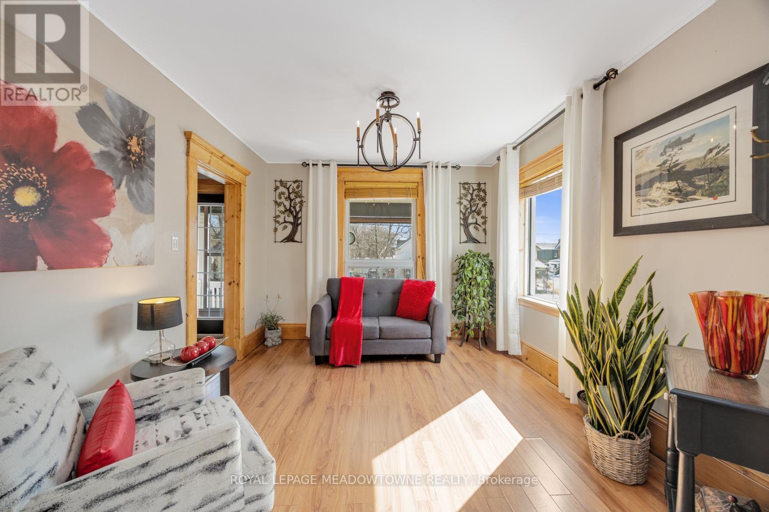 












315 MARK STREET

,
Peterborough East,




Ontario
K9H1V5

