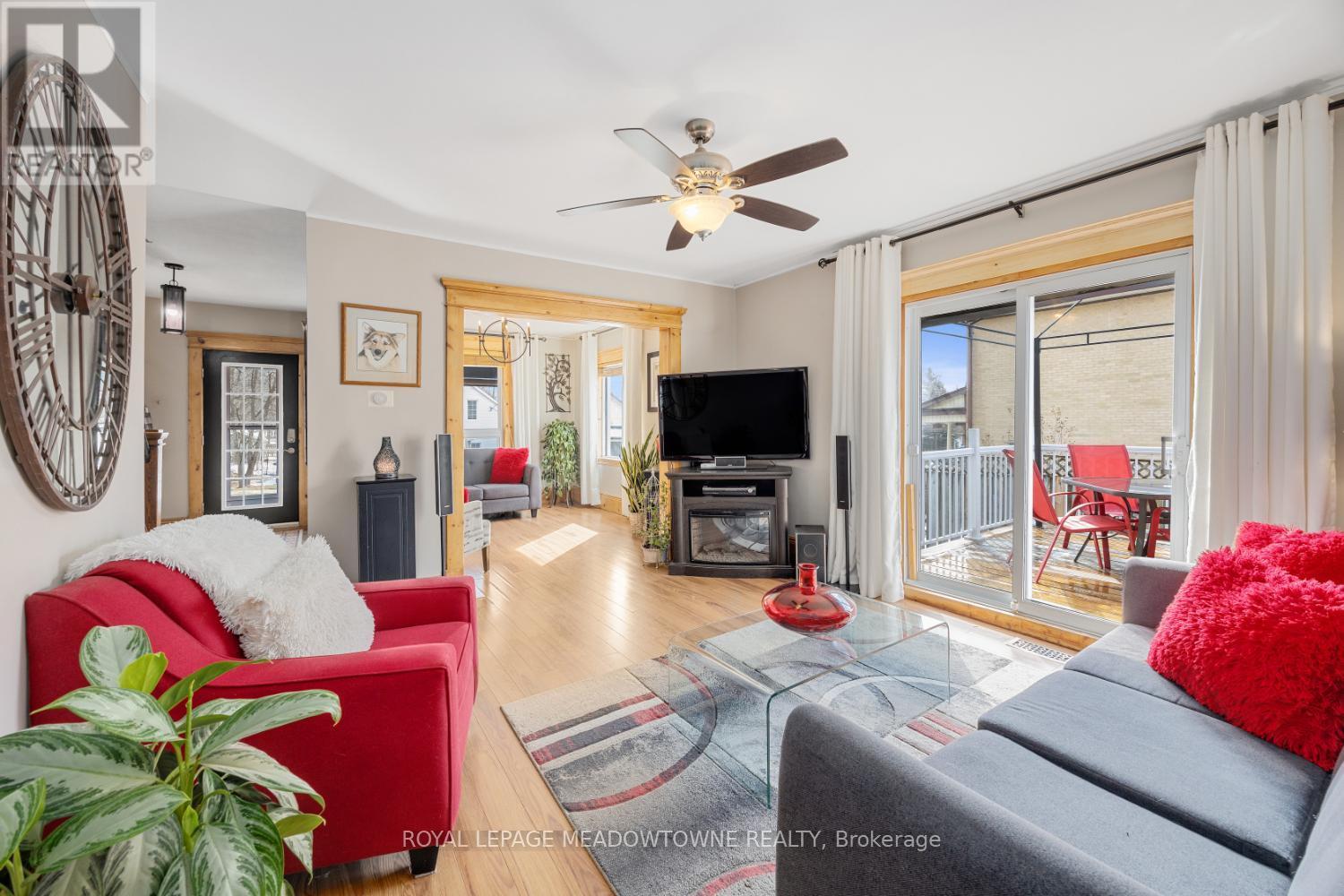 












315 MARK STREET

,
Peterborough East,




Ontario
K9H1V5

