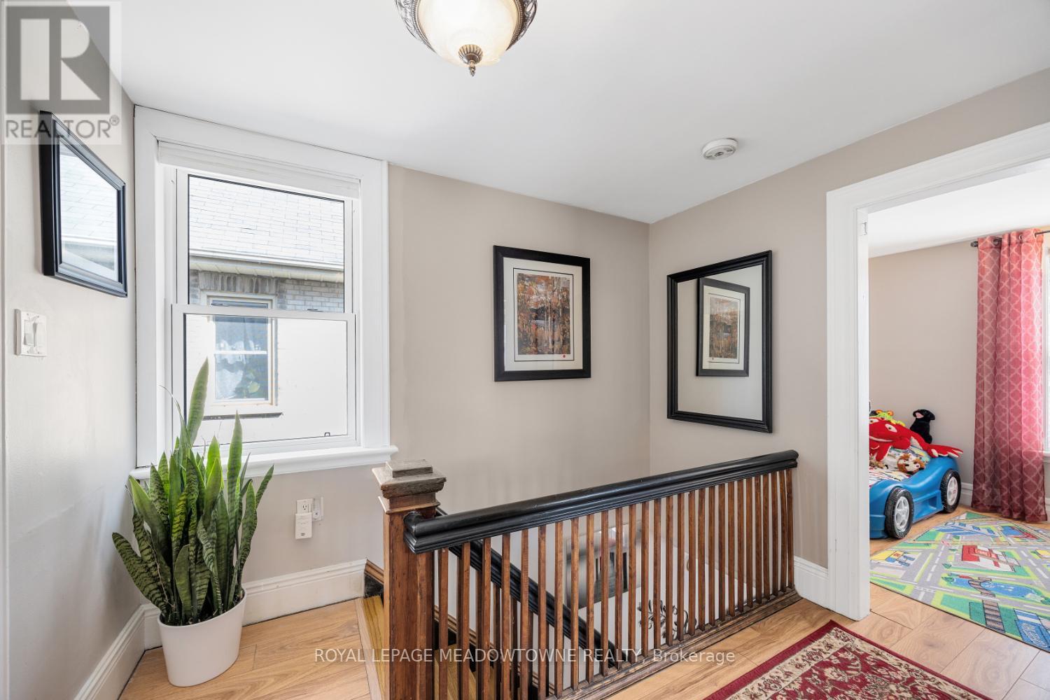 












315 MARK STREET

,
Peterborough East,




Ontario
K9H1V5

