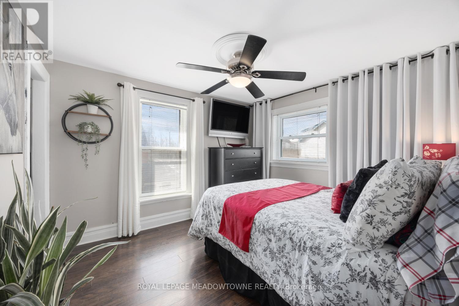 












315 MARK STREET

,
Peterborough East,




Ontario
K9H1V5

