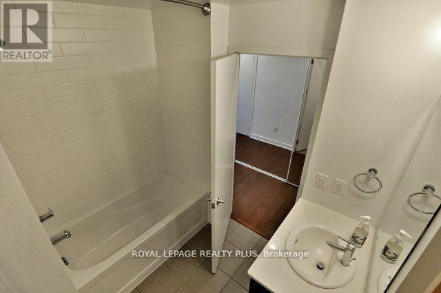 












812 - 360 SQUARE ONE DRIVE

,
Mississauga,




Ontario
L5B0G7

