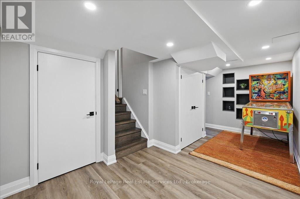 












2144 BLACKFOREST CRESCENT

,
Oakville (WM Westmount),




Ontario
L6M4T7

