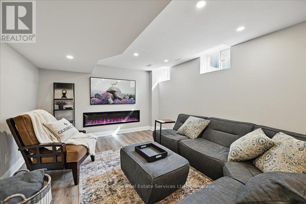 












2144 BLACKFOREST CRESCENT

,
Oakville (WM Westmount),




Ontario
L6M4T7

