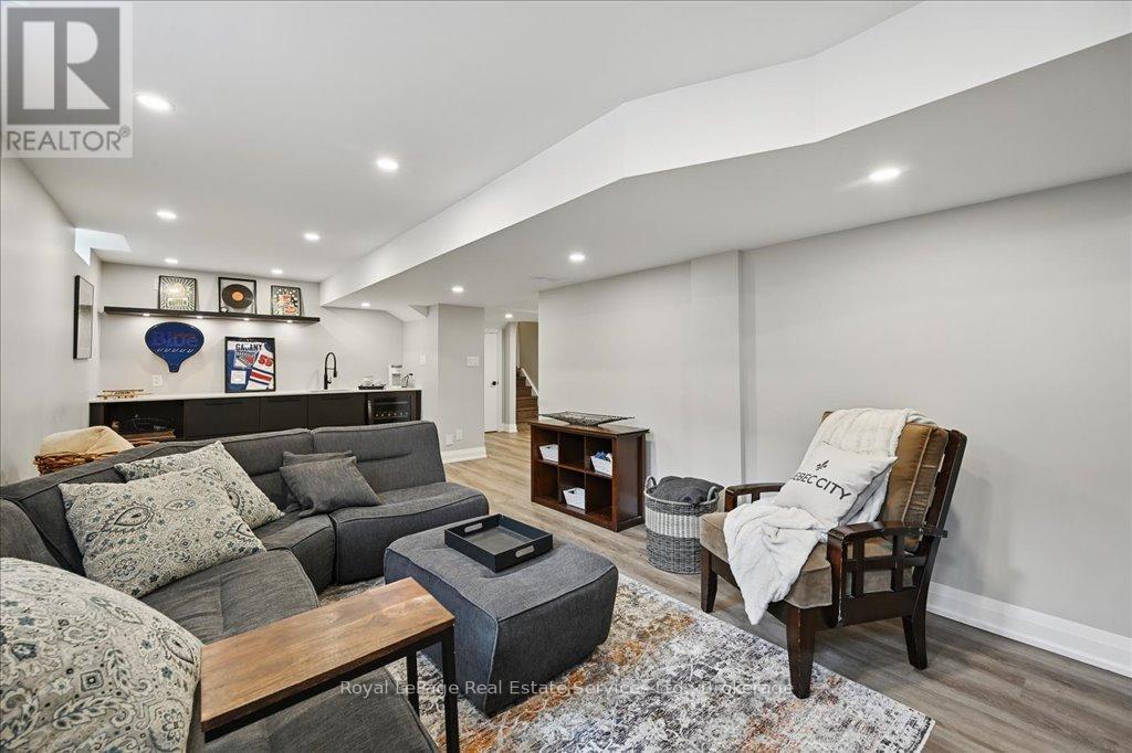 












2144 BLACKFOREST CRESCENT

,
Oakville (WM Westmount),




Ontario
L6M4T7


