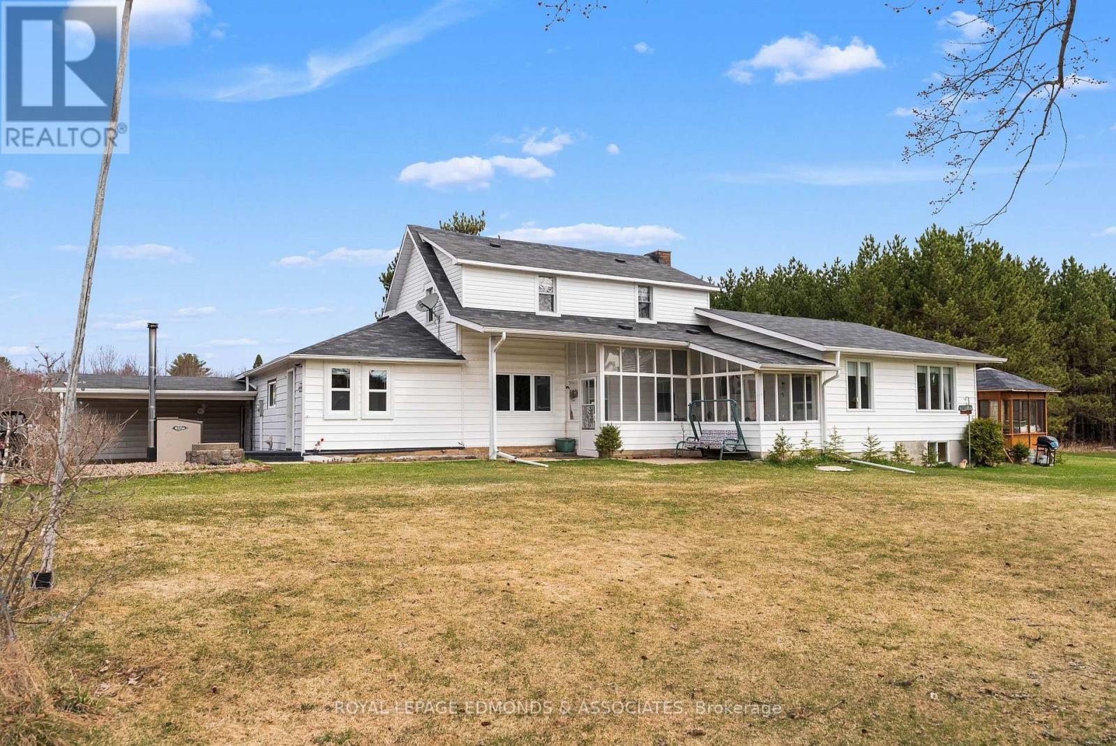 












11333 ROUND LAKE ROAD

,
Laurentian Valley,




Ontario
K8A0K9

