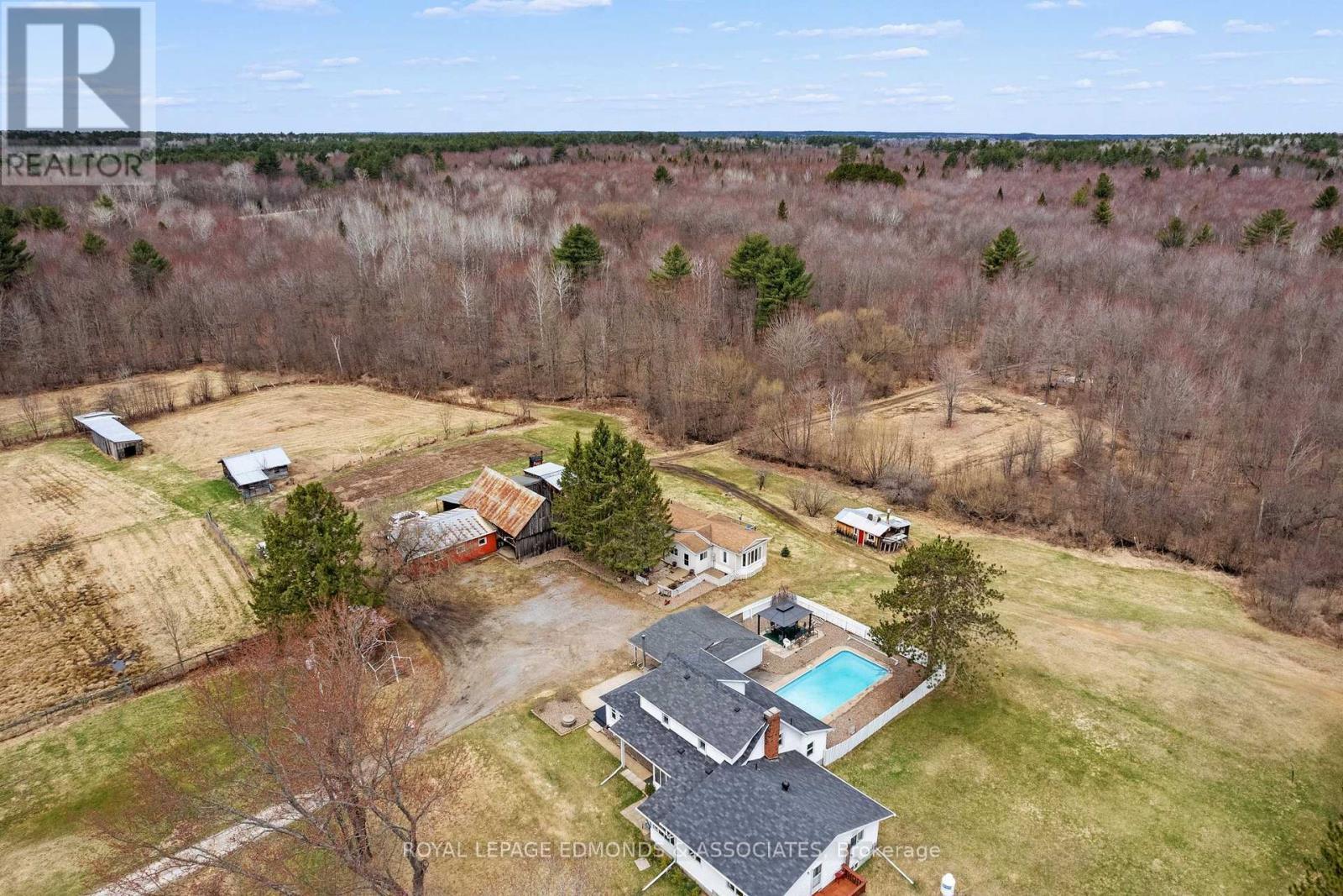 












11333 ROUND LAKE ROAD

,
Laurentian Valley,




Ontario
K8A0K9

