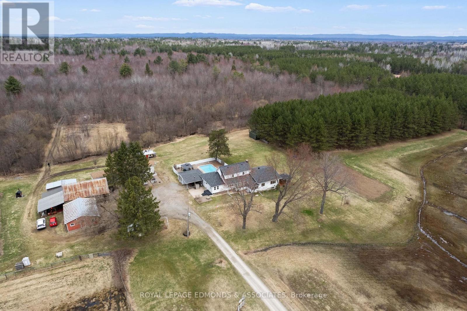 












11333 ROUND LAKE ROAD

,
Laurentian Valley,




Ontario
K8A0K9

