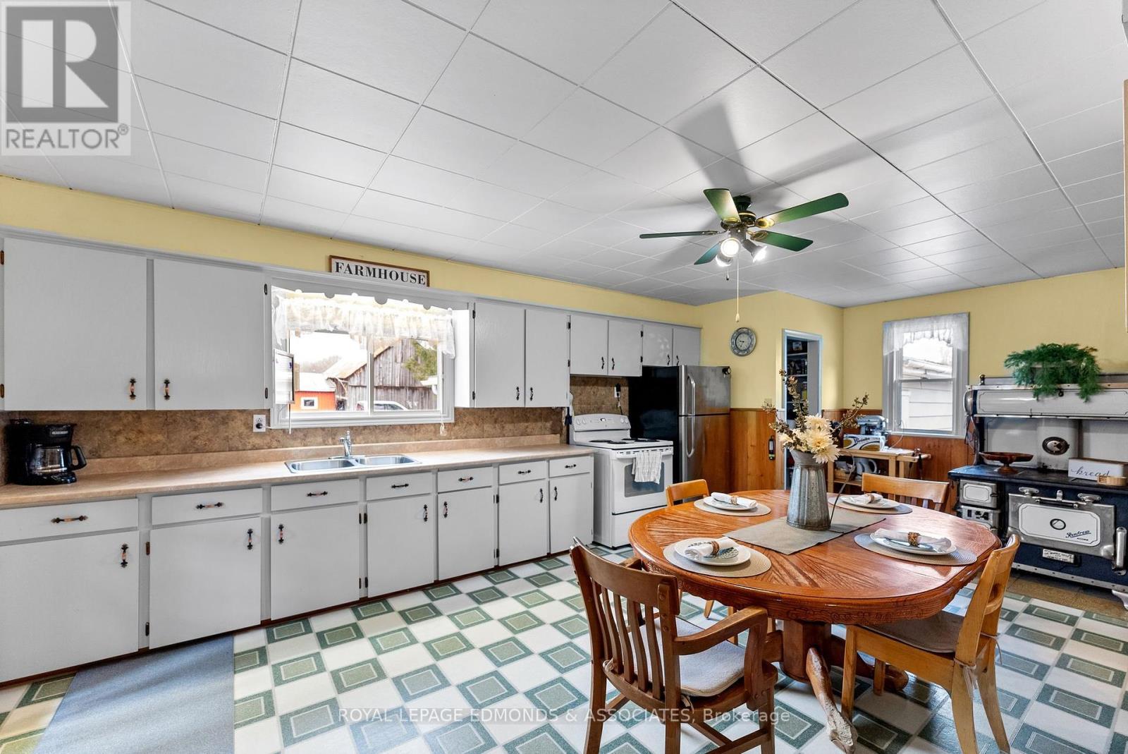 












11333 ROUND LAKE ROAD

,
Laurentian Valley,




Ontario
K8A0K9

