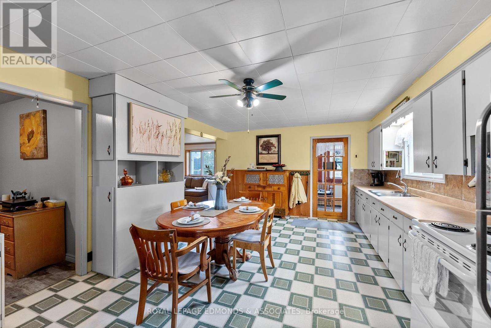 












11333 ROUND LAKE ROAD

,
Laurentian Valley,




Ontario
K8A0K9


