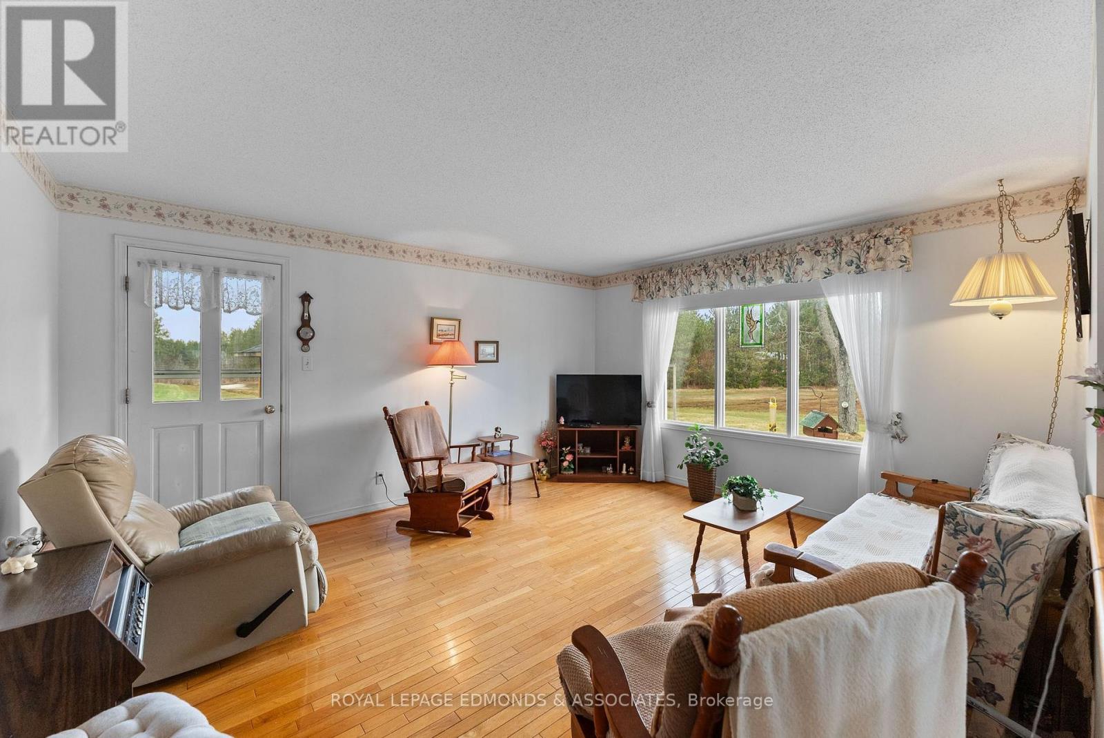 












11333 ROUND LAKE ROAD

,
Laurentian Valley,




Ontario
K8A0K9

