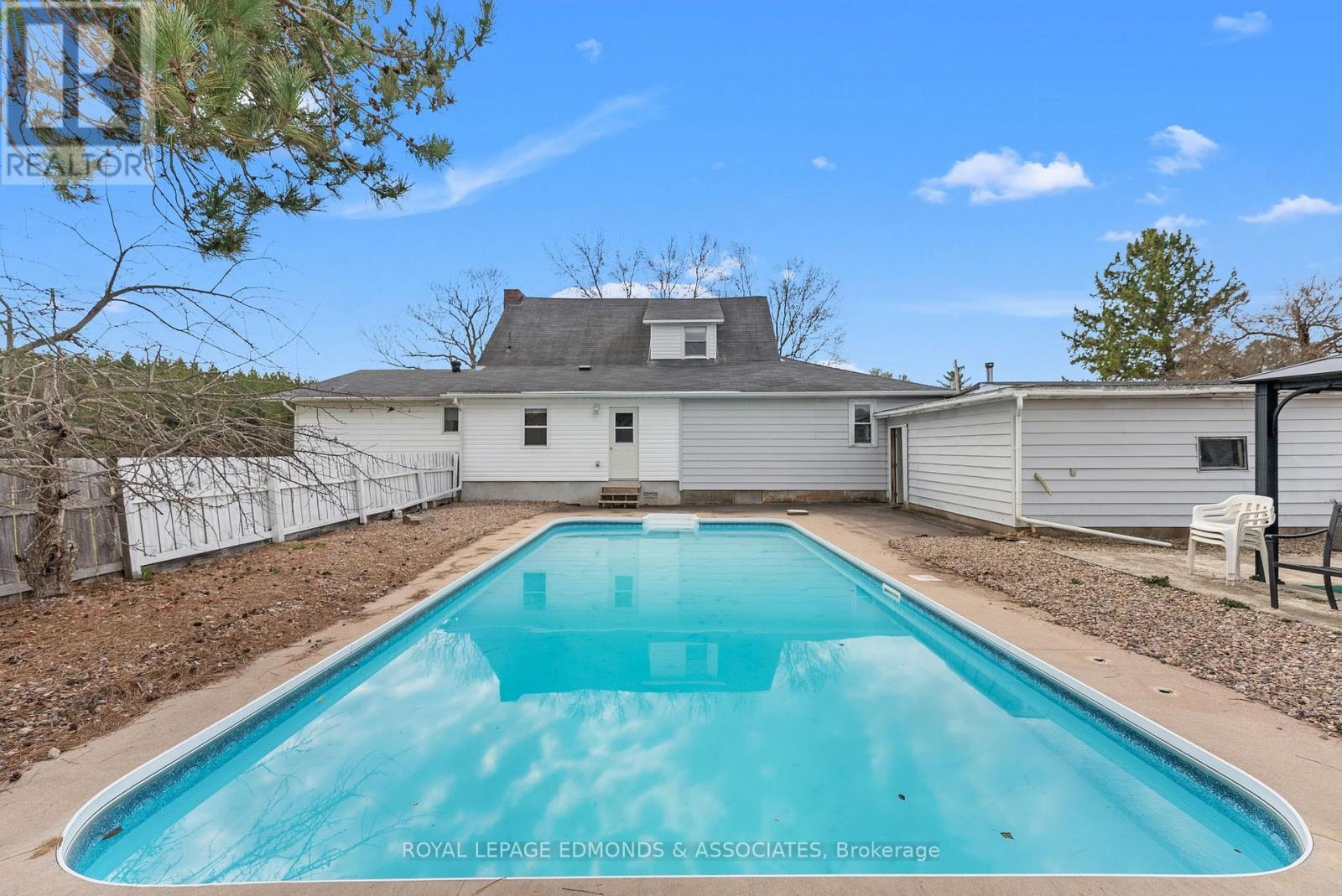 












11333 ROUND LAKE ROAD

,
Laurentian Valley,




Ontario
K8A0K9

