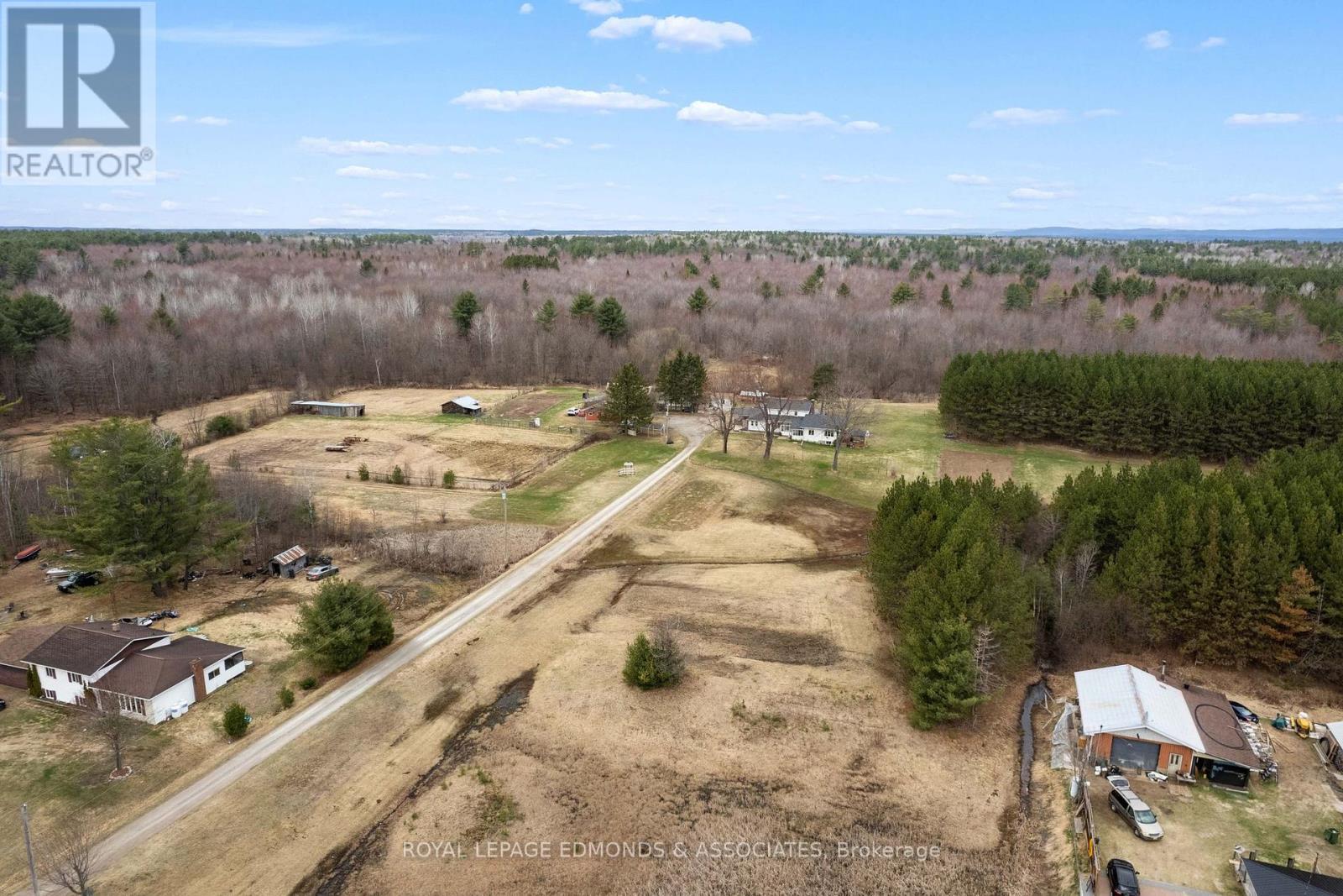 












11333 ROUND LAKE ROAD

,
Laurentian Valley,




Ontario
K8A0K9

