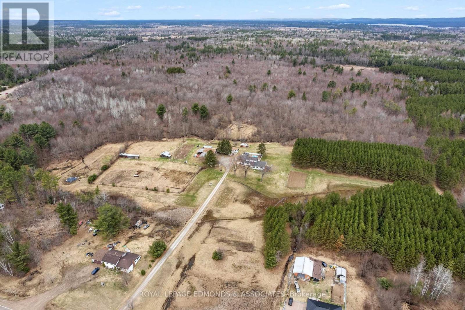 












11333 ROUND LAKE ROAD

,
Laurentian Valley,




Ontario
K8A0K9

