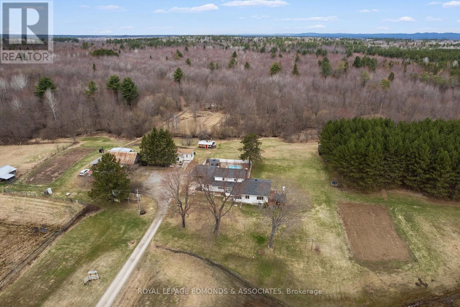 












11333 ROUND LAKE ROAD

,
Laurentian Valley,




Ontario
K8A0K9

