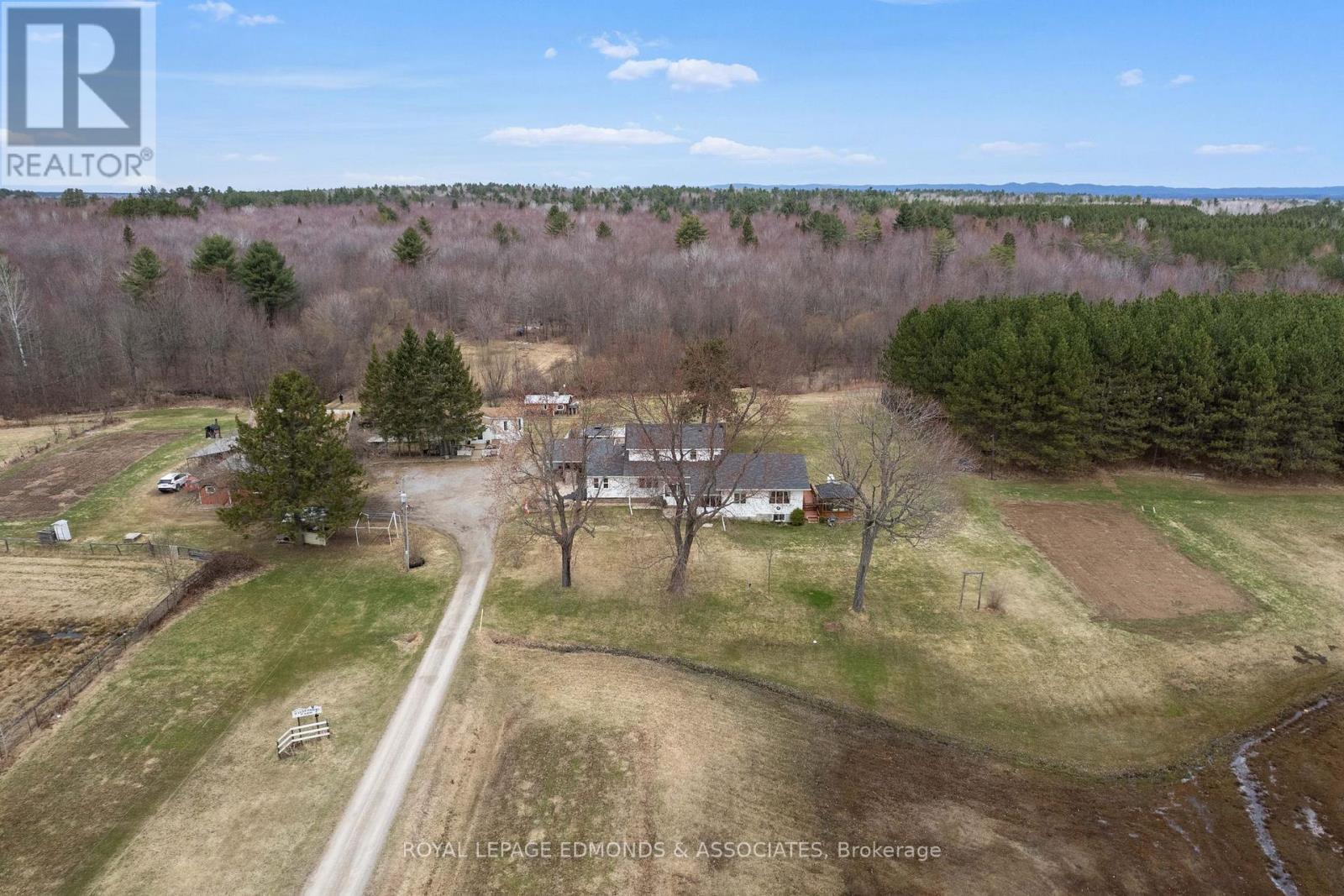 












11333 ROUND LAKE ROAD

,
Laurentian Valley,




Ontario
K8A0K9


