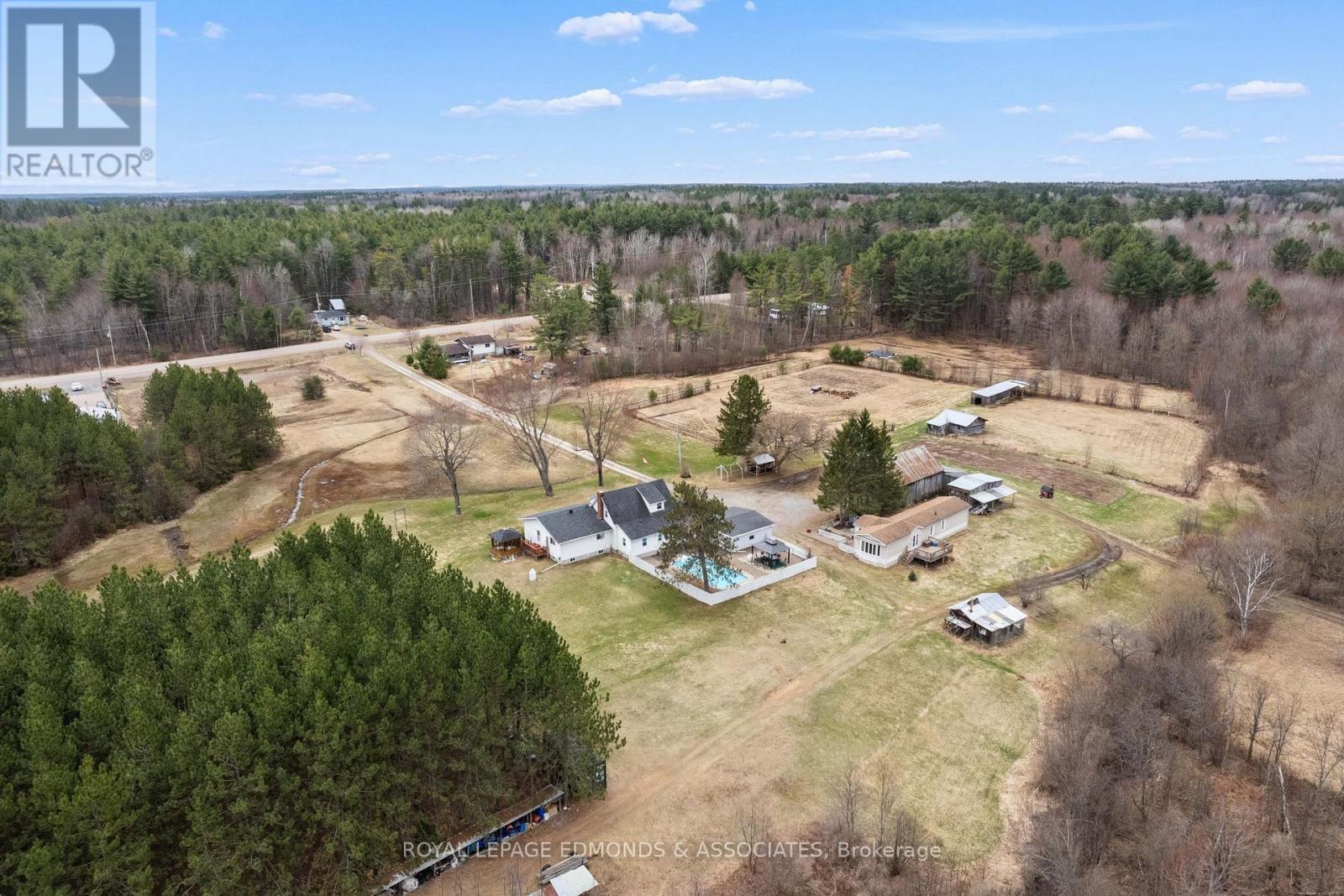 












11333 ROUND LAKE ROAD

,
Laurentian Valley,




Ontario
K8A0K9

