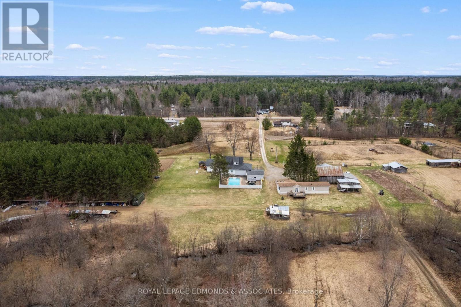 












11333 ROUND LAKE ROAD

,
Laurentian Valley,




Ontario
K8A0K9

