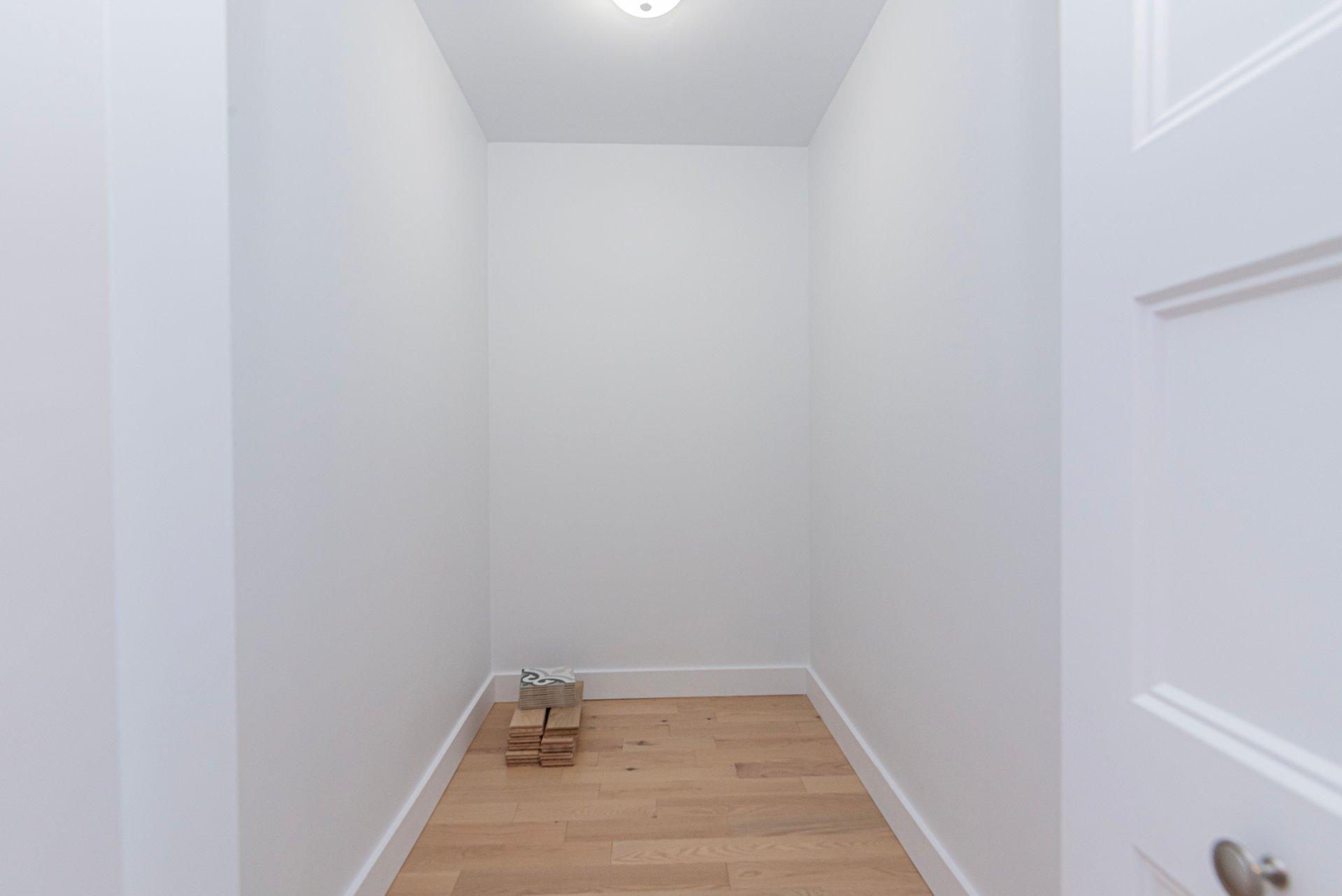 









932


Mtée Champagne

,
Laval (Sainte-Dorothée),




QC
H7X3V4

