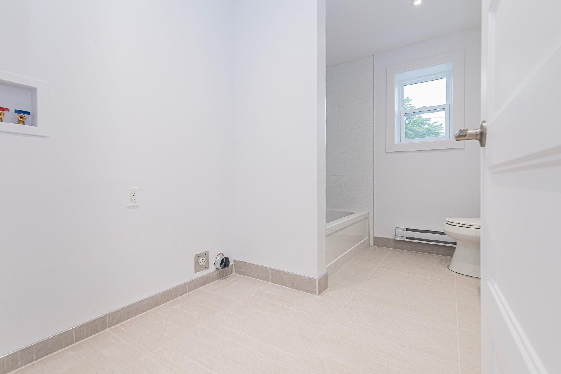 









932


Mtée Champagne

,
Laval (Sainte-Dorothée),




QC
H7X3V4

