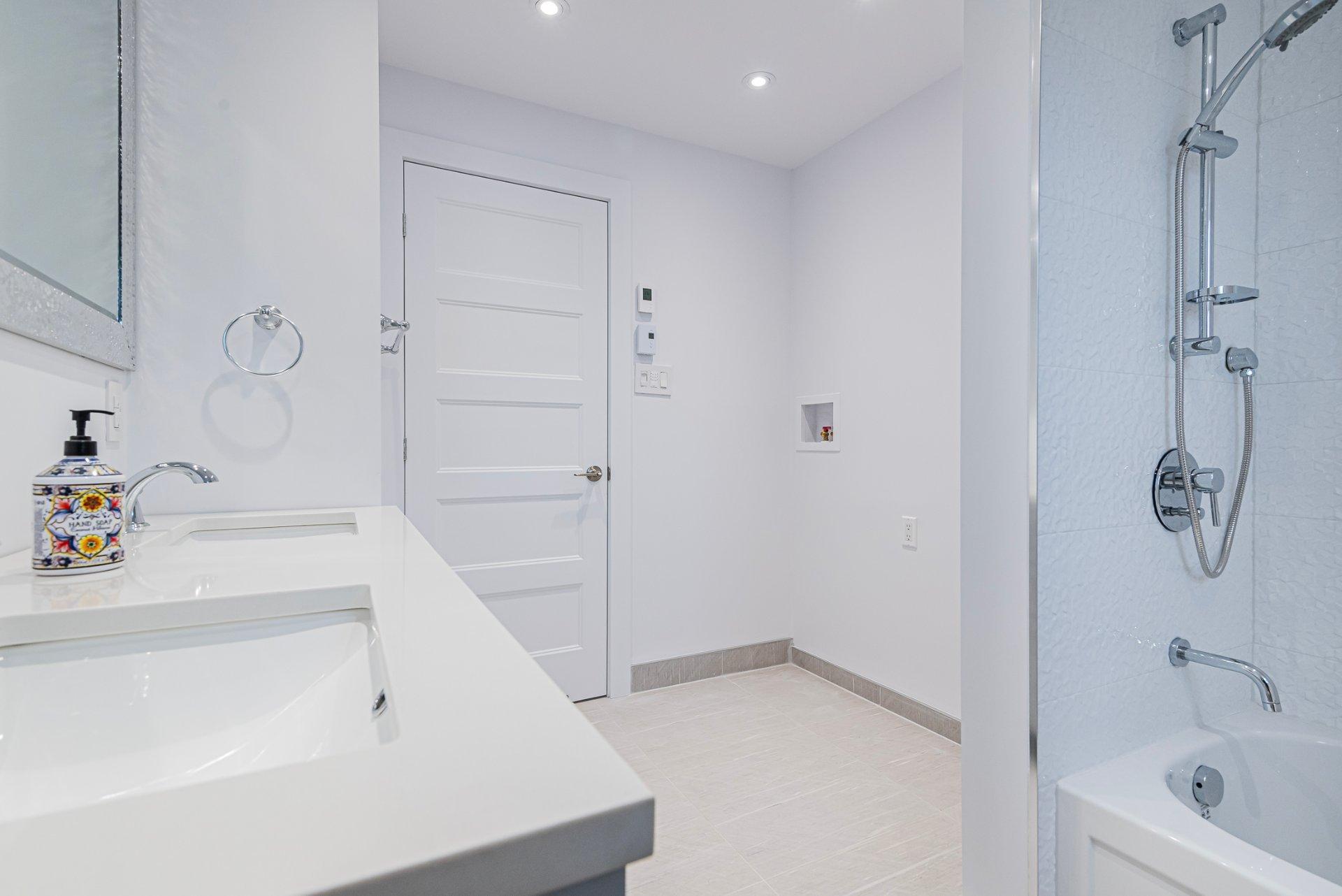 









932


Mtée Champagne

,
Laval (Sainte-Dorothée),




QC
H7X3V4

