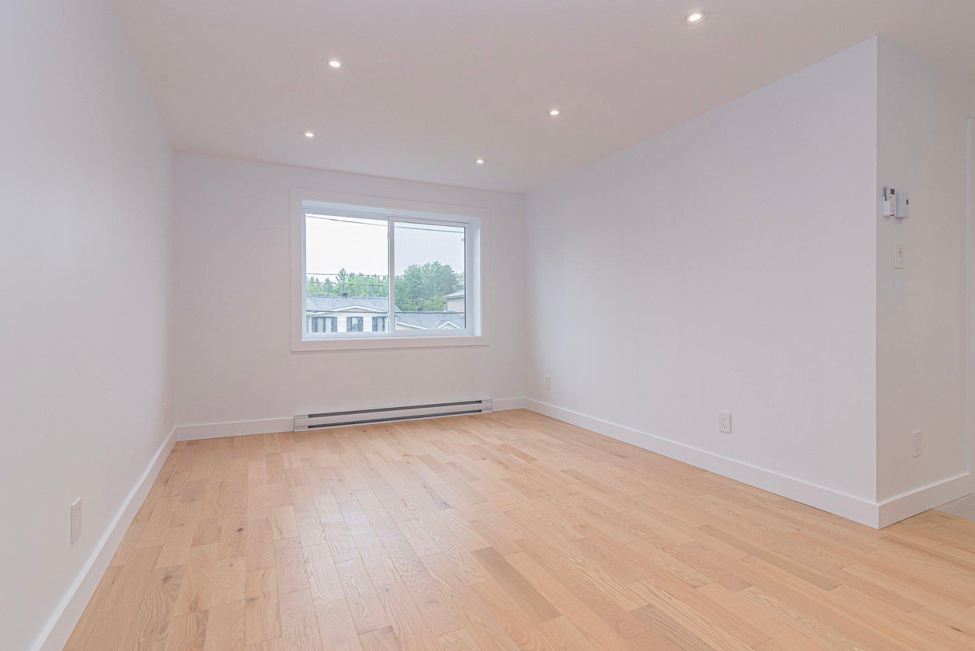 









932


Mtée Champagne

,
Laval (Sainte-Dorothée),




QC
H7X3V4

