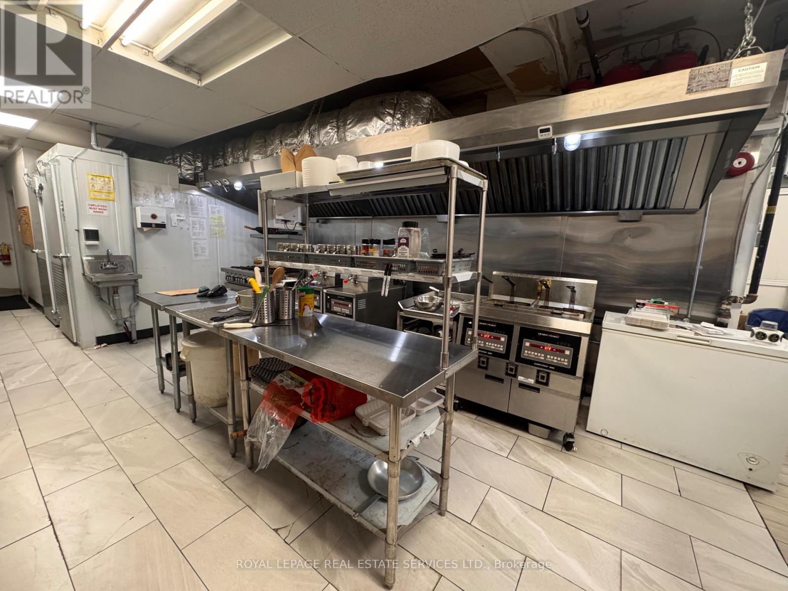 












2916 LAKE SHORE BOULEVARD W

,
Toronto,




Ontario
M8V1J4

