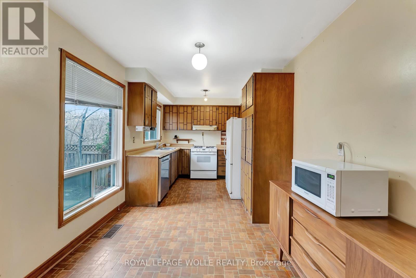 












43 CURTIS DRIVE

,
Brampton,




Ontario
L6Y2J6

