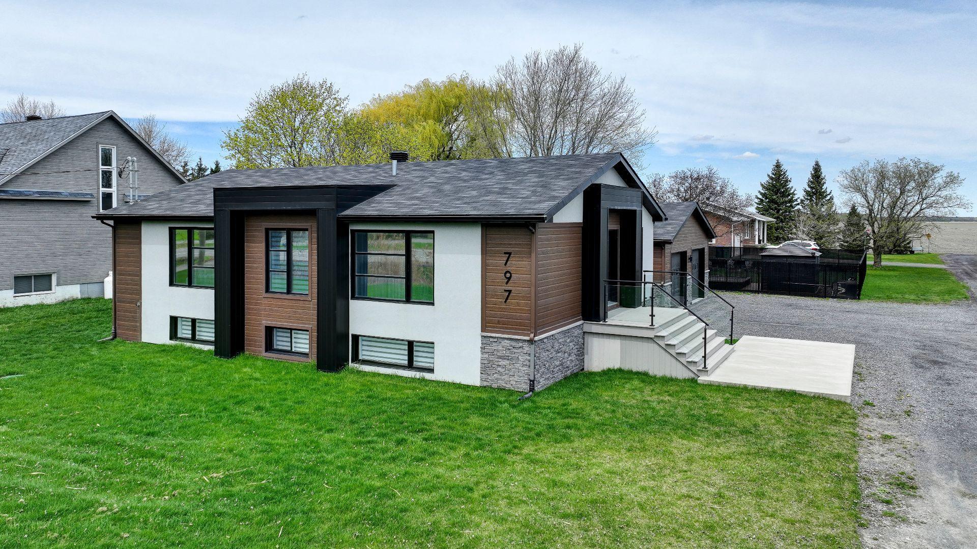 









797


Boul. St-Luc

,
Saint-Jean-sur-Richelieu,




QC
J2W2G6

