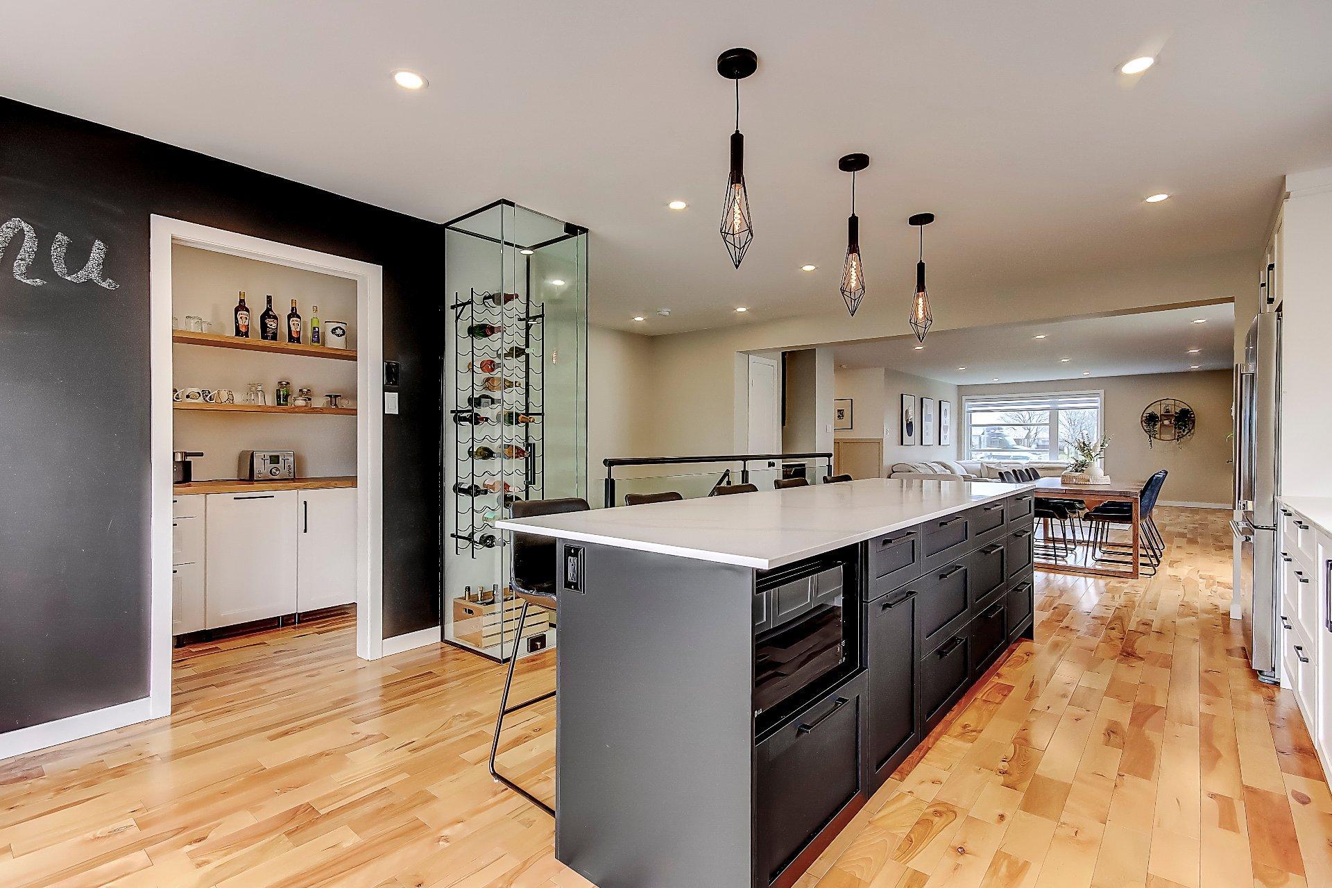 









797


Boul. St-Luc

,
Saint-Jean-sur-Richelieu,




QC
J2W2G6

