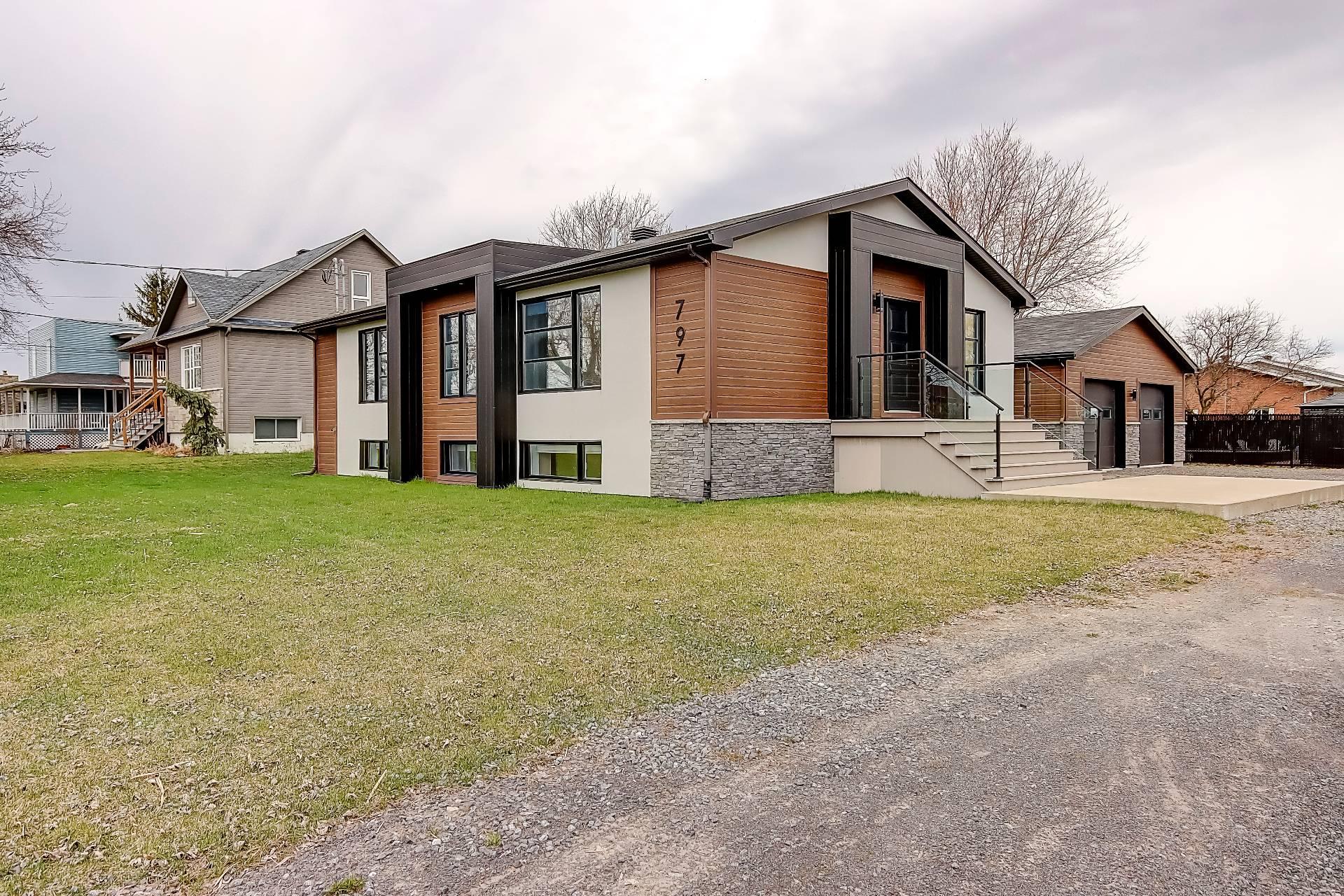 









797


Boul. St-Luc

,
Saint-Jean-sur-Richelieu,




QC
J2W2G6

