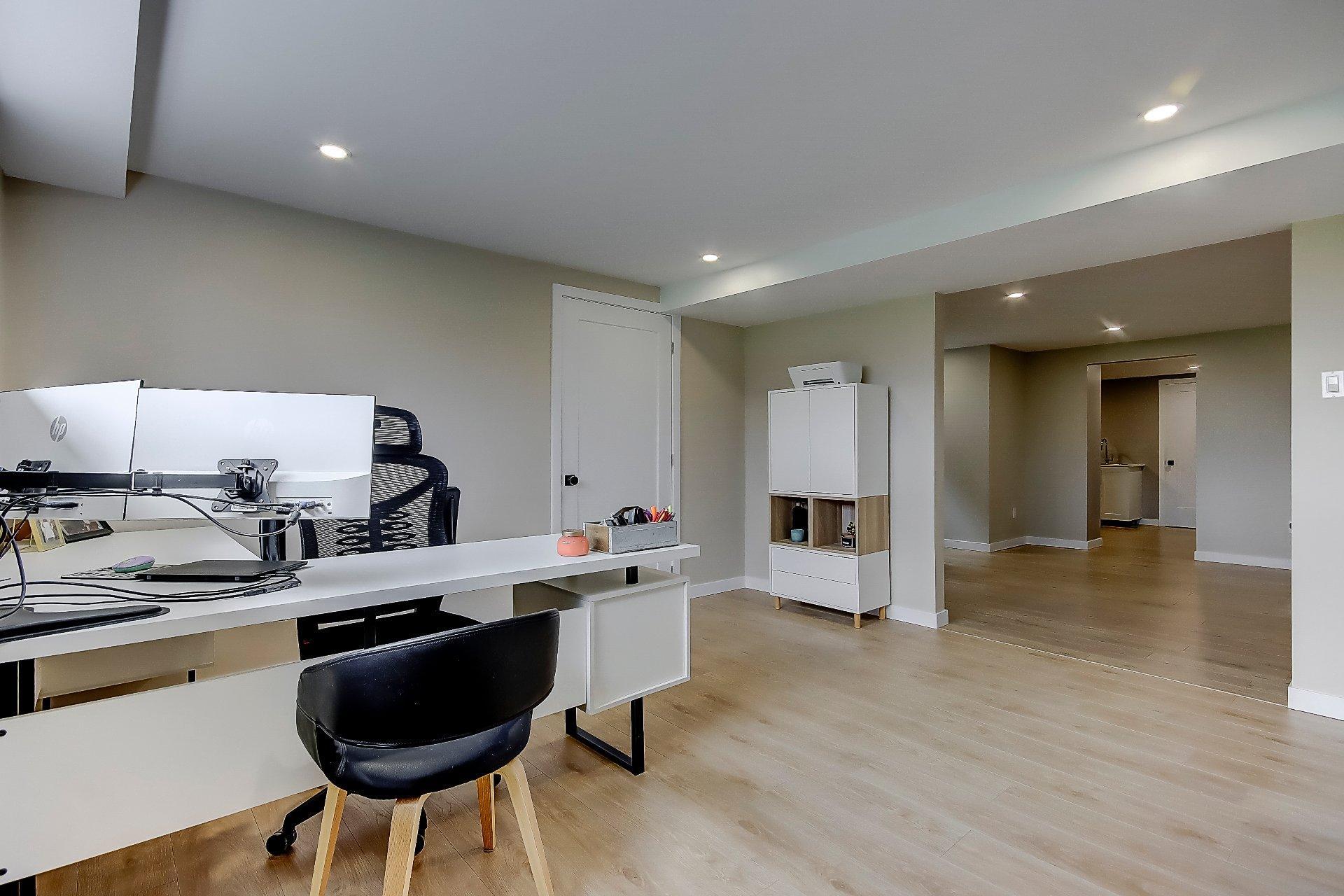 









797


Boul. St-Luc

,
Saint-Jean-sur-Richelieu,




QC
J2W2G6

