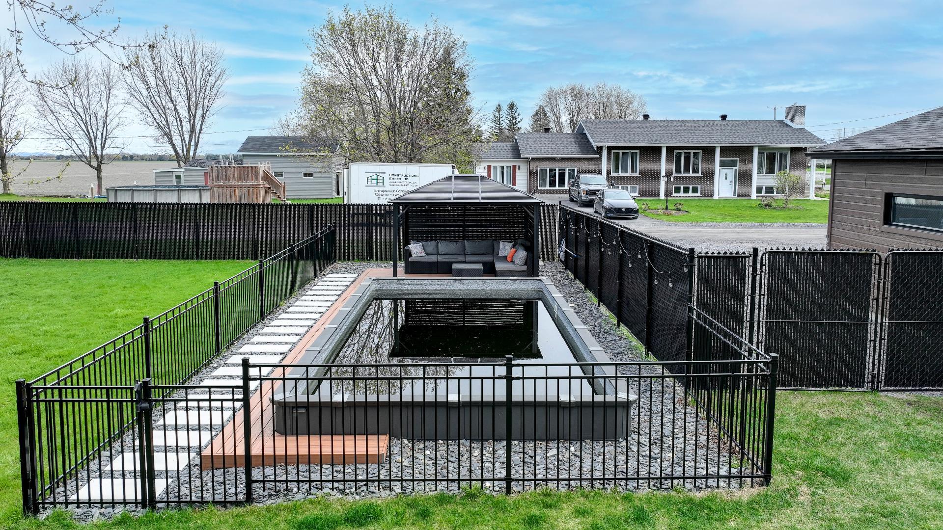 









797


Boul. St-Luc

,
Saint-Jean-sur-Richelieu,




QC
J2W2G6

