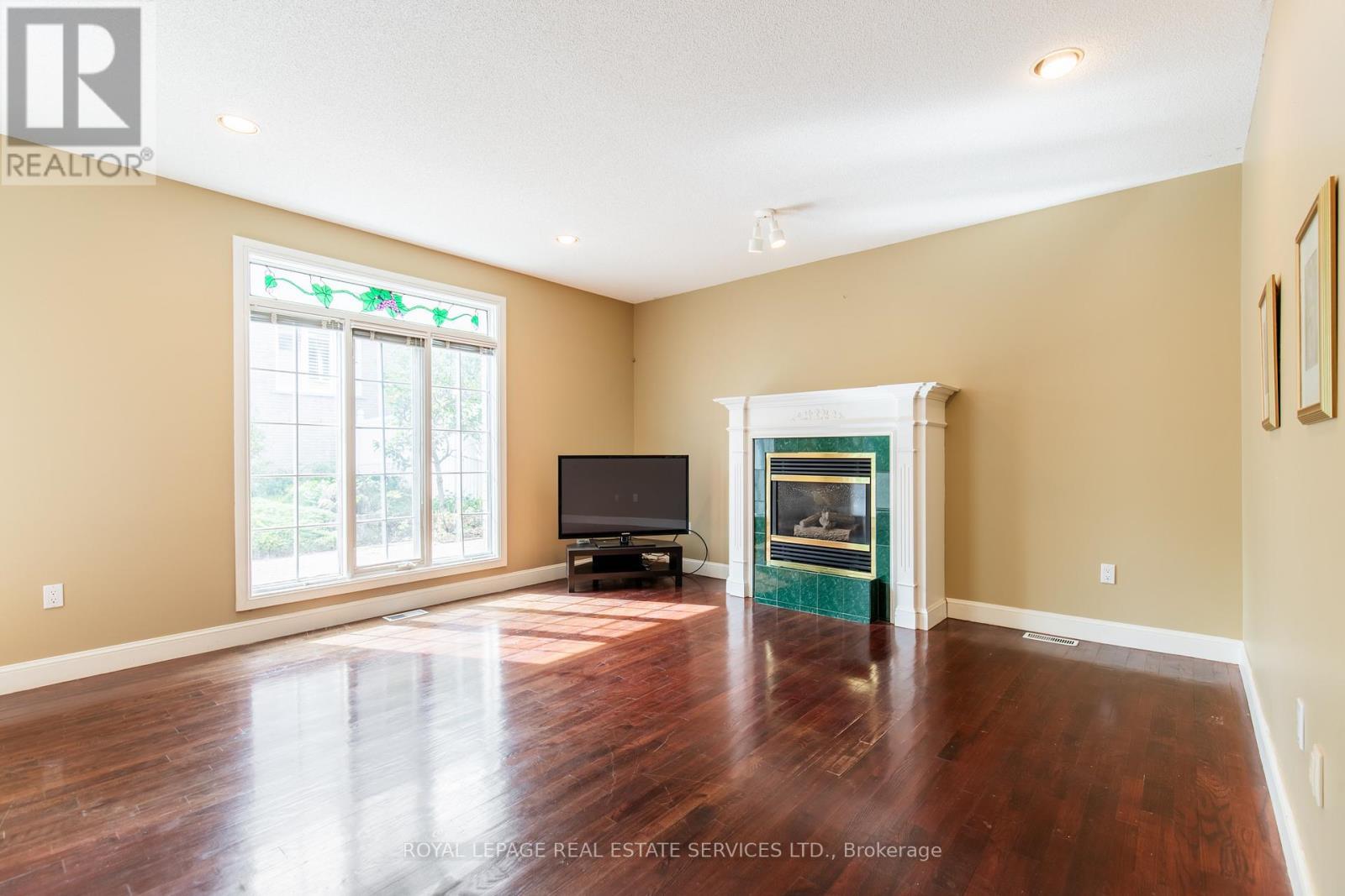 












57 ORR CRESCENT

,
Hamilton,




Ontario
L8G5C5

