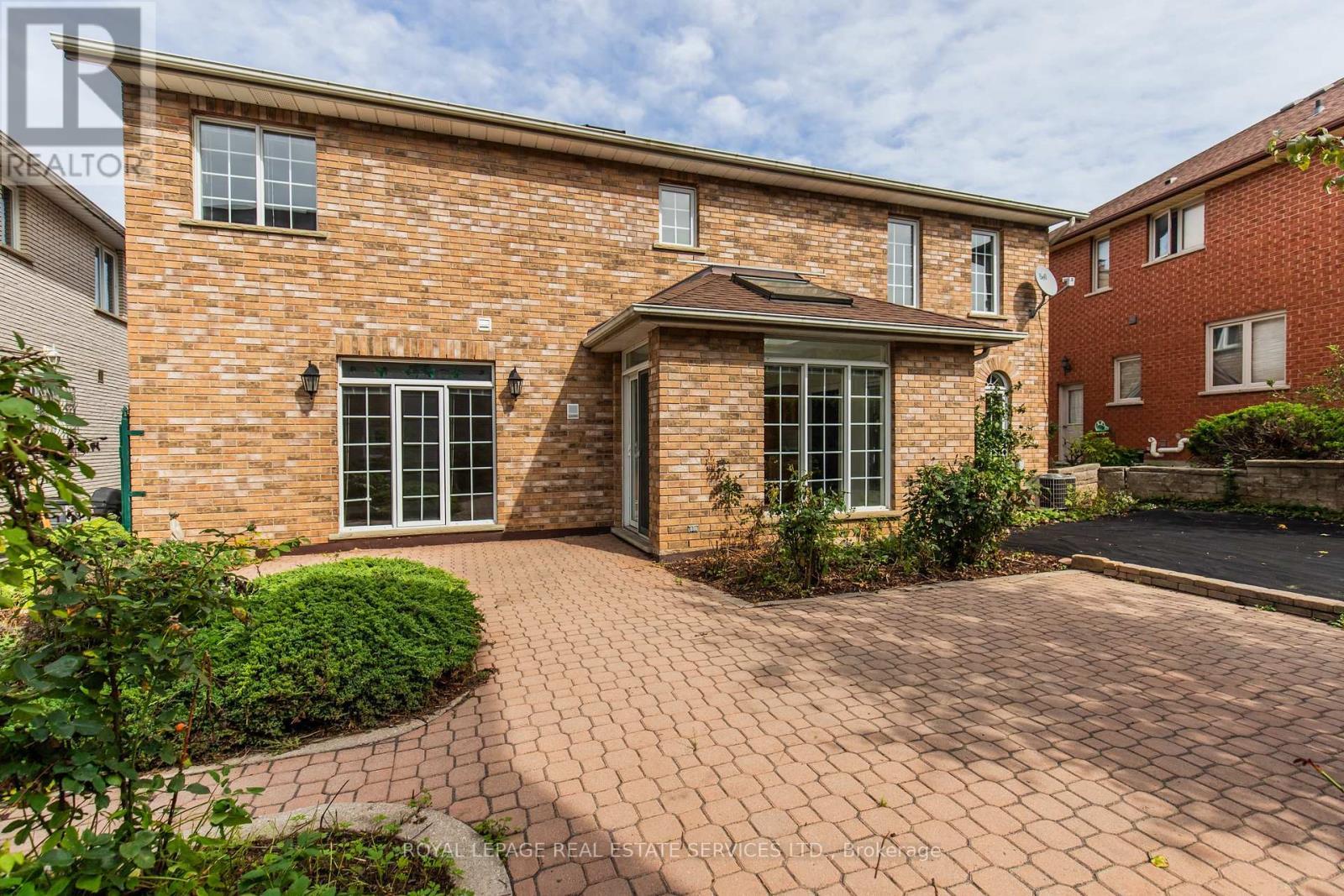 












57 ORR CRESCENT

,
Hamilton,




Ontario
L8G5C5

