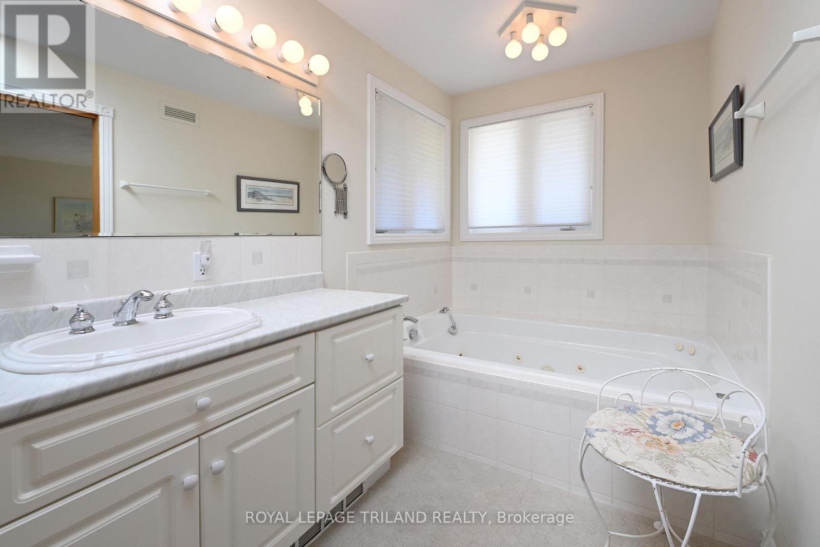 












7154 TALBOT TRAIL

,
Chatham-Kent (Blenheim),




Ontario
N0P1A0

