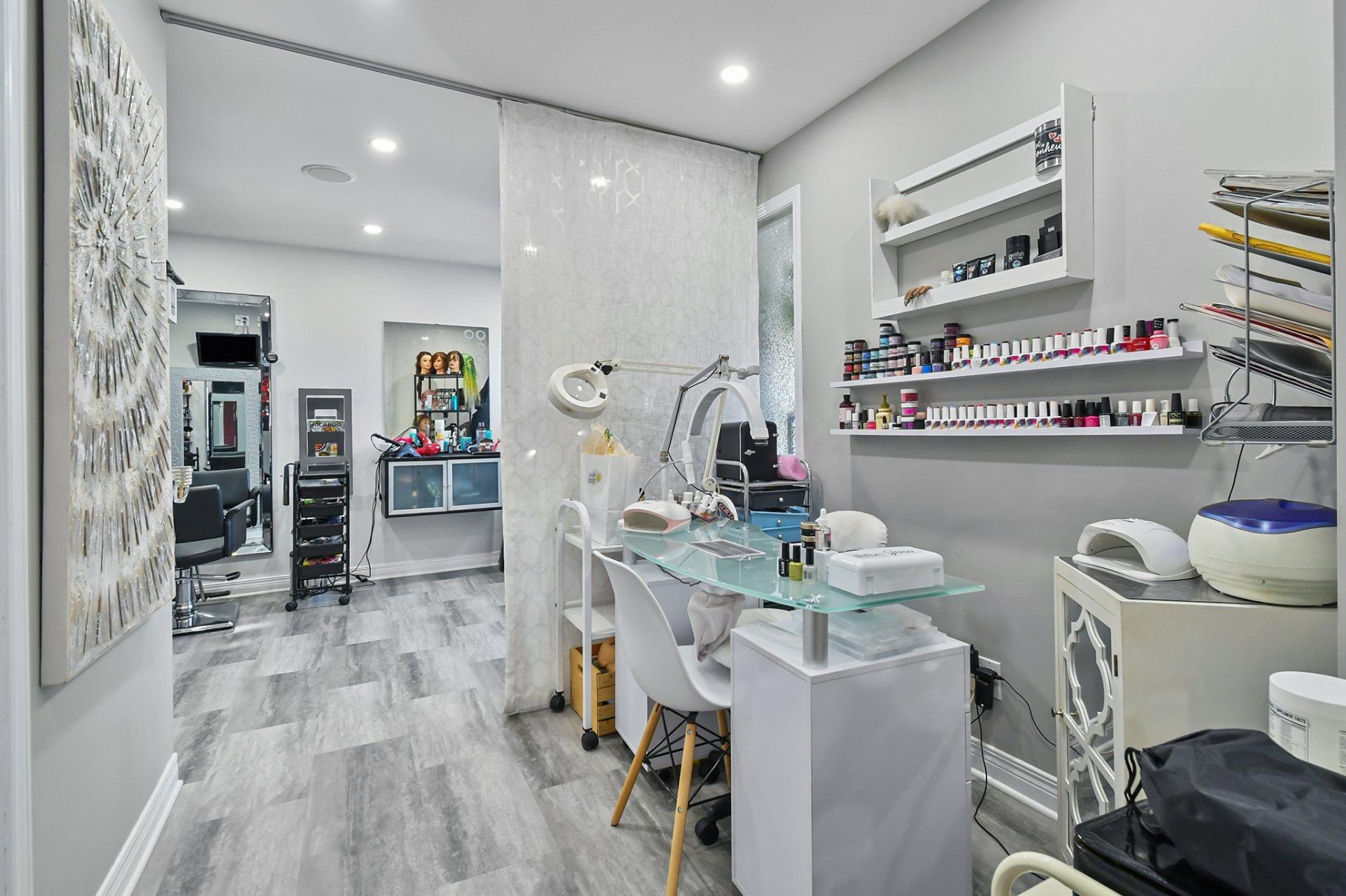 









397


Av. Marc-Aurèle-Fortin

,
Laval (Sainte-Rose),




QC
H7L5G2

