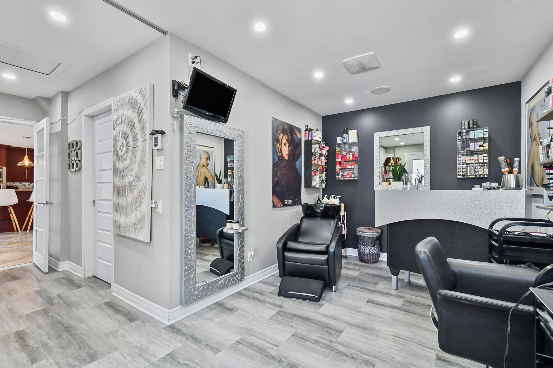 









397


Av. Marc-Aurèle-Fortin

,
Laval (Sainte-Rose),




QC
H7L5G2

