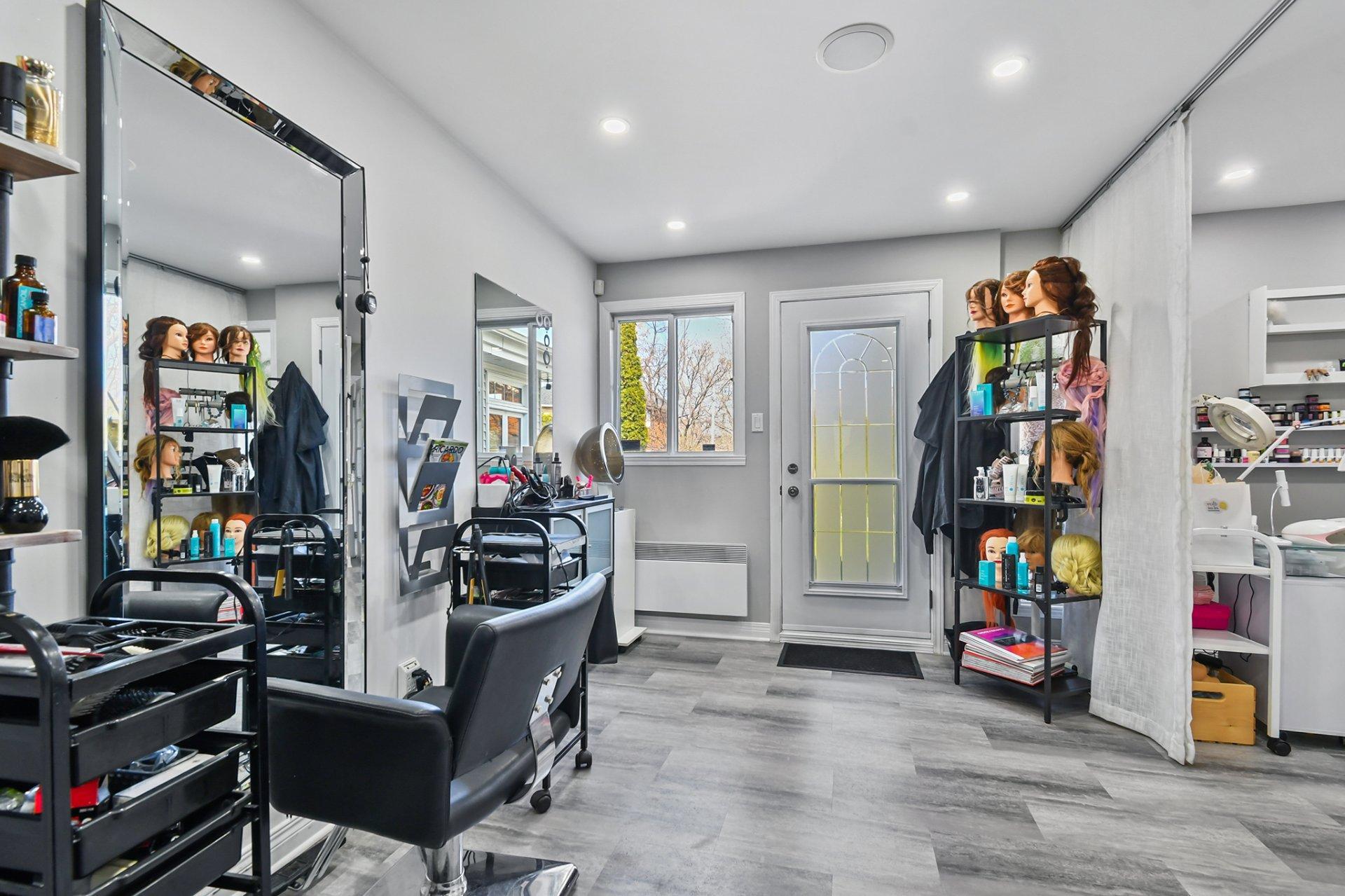









397


Av. Marc-Aurèle-Fortin

,
Laval (Sainte-Rose),




QC
H7L5G2

