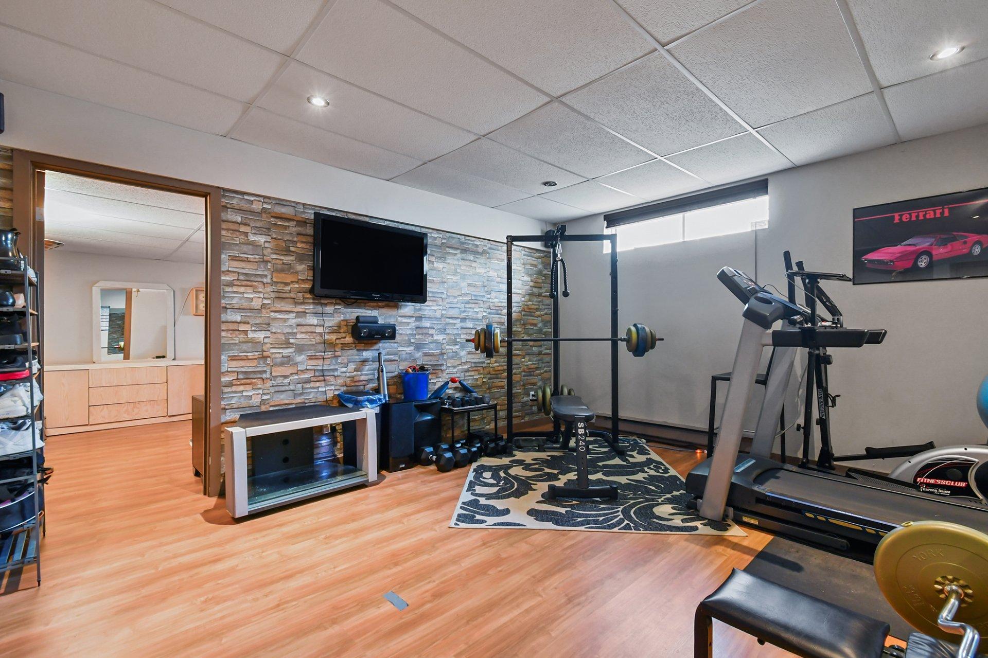 









397


Av. Marc-Aurèle-Fortin

,
Laval (Sainte-Rose),




QC
H7L5G2

