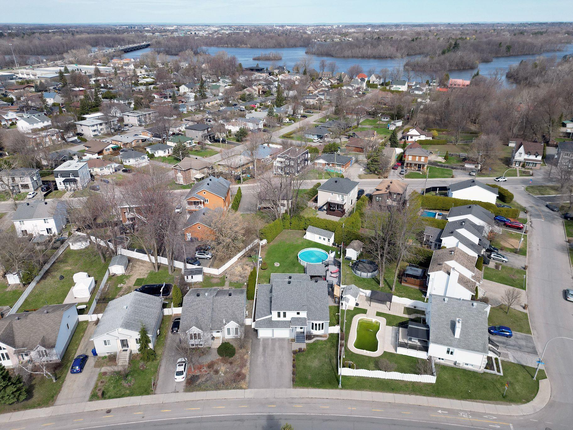 









397


Av. Marc-Aurèle-Fortin

,
Laval (Sainte-Rose),




QC
H7L5G2

