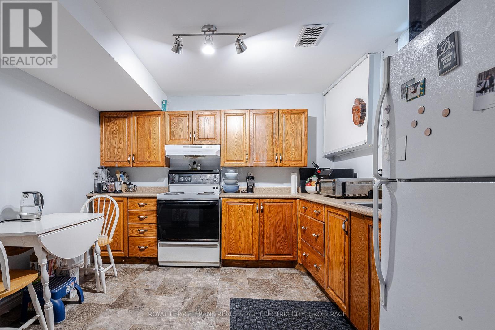 












746 CHEMONG ROAD

,
Peterborough North (South),




Ontario
K9H5Y9

