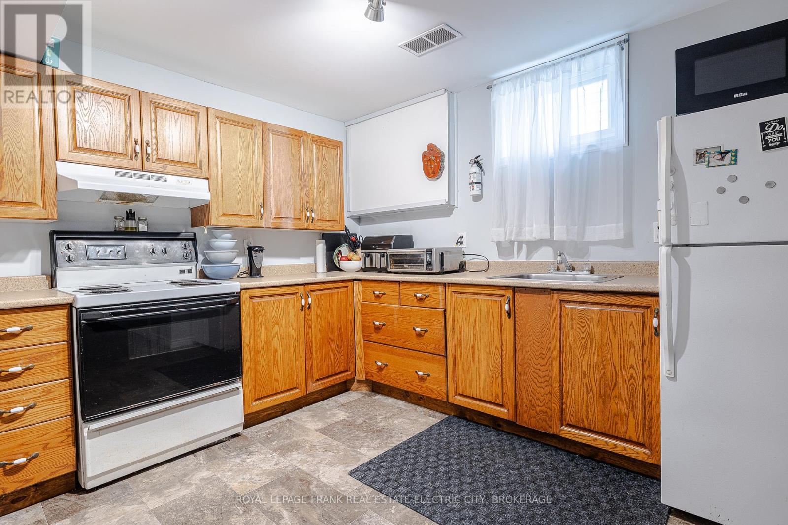 












746 CHEMONG ROAD

,
Peterborough North (South),




Ontario
K9H5Y9

