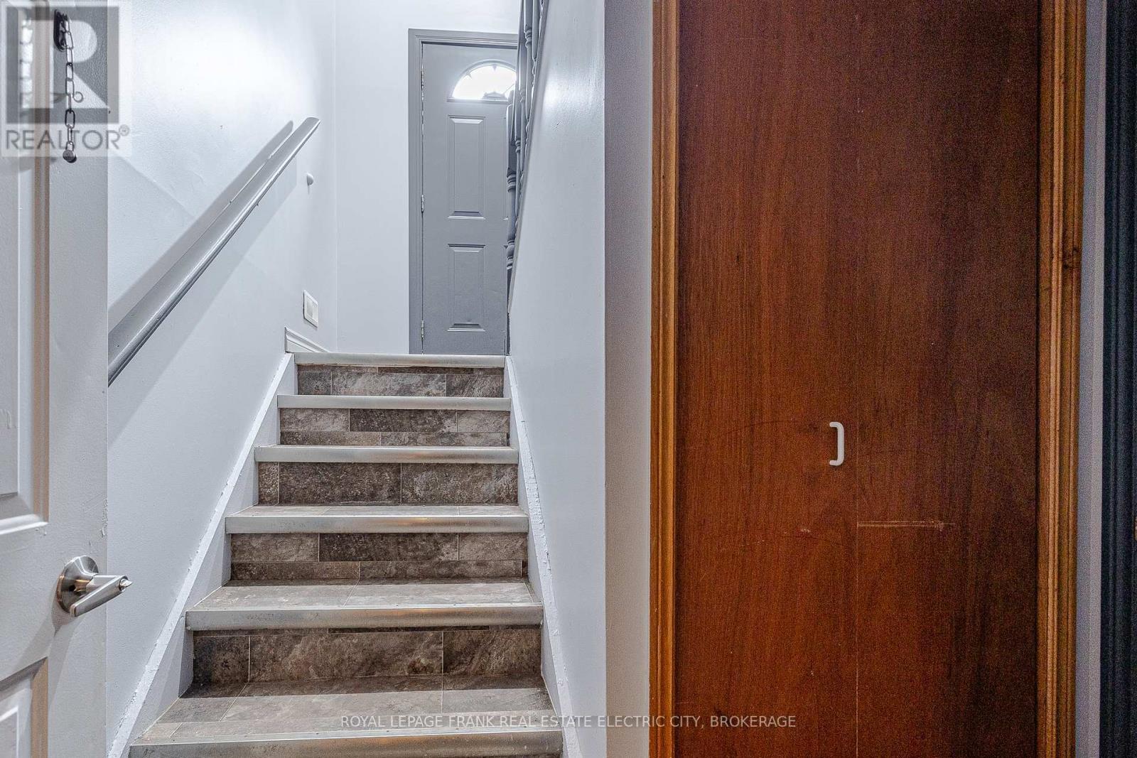 












746 CHEMONG ROAD

,
Peterborough North (South),




Ontario
K9H5Y9

