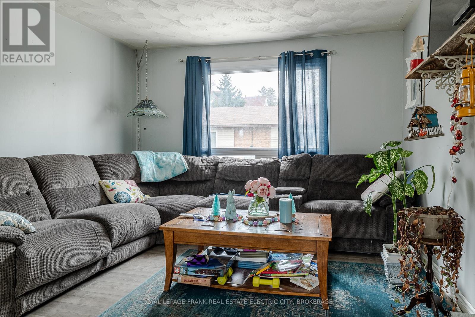 












746 CHEMONG ROAD

,
Peterborough North (South),




Ontario
K9H5Y9

